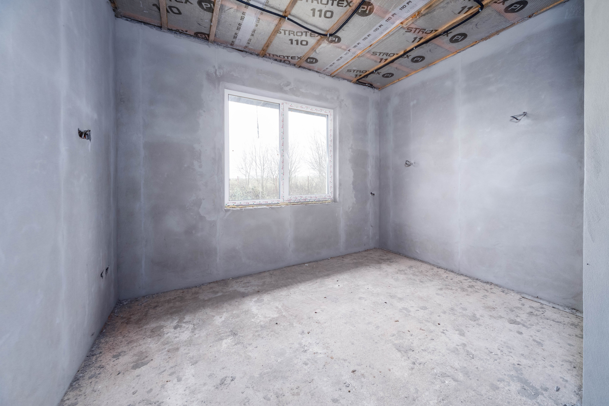 Интерьер гостевой спальни в строящемся загородном доме