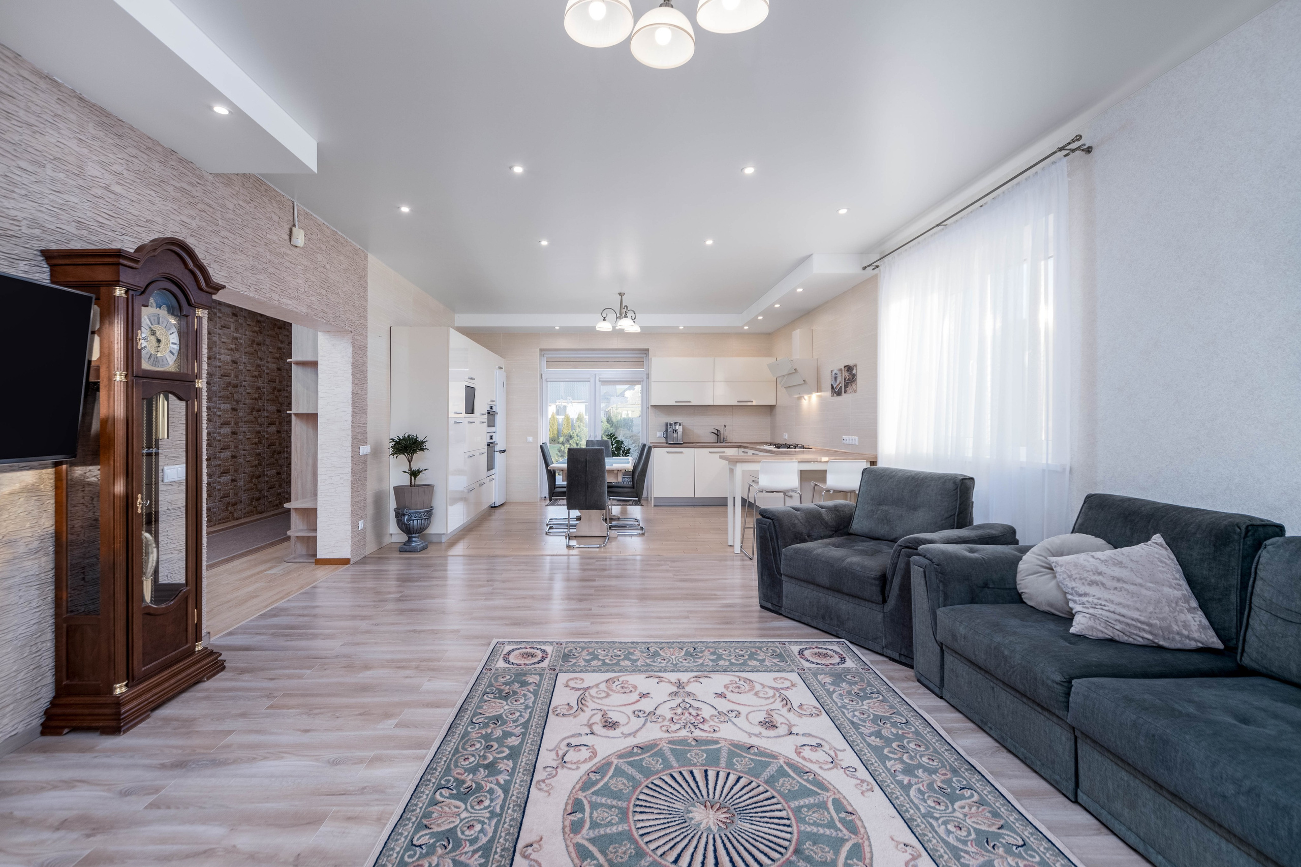 Фото интерьера кухни-гостиной частного дома - фотограф Sakavita Media