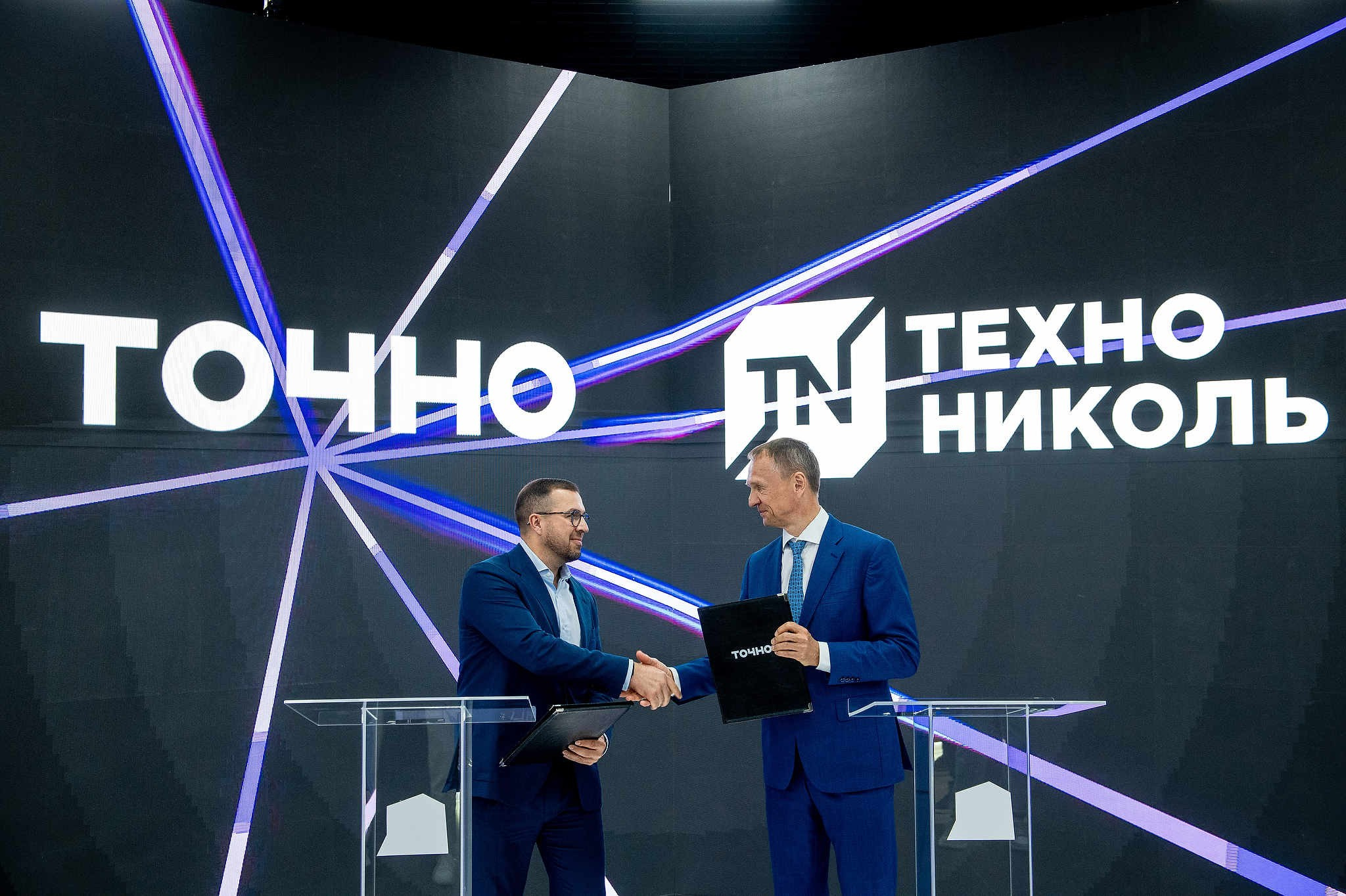 Форум недвижимости Движение в Сочи. Для ГК Точно. Подписание соглашения между ГК ТОЧНО и ТЕХНОНИКОЛЬ. Подписанты: Николай Андреевич Амосов, владелец ГК ТОЧНО и Сергей Анатольевич Колесников, совладелец, управляющий партнёр корпорации ТЕХНОНИКОЛЬ.
