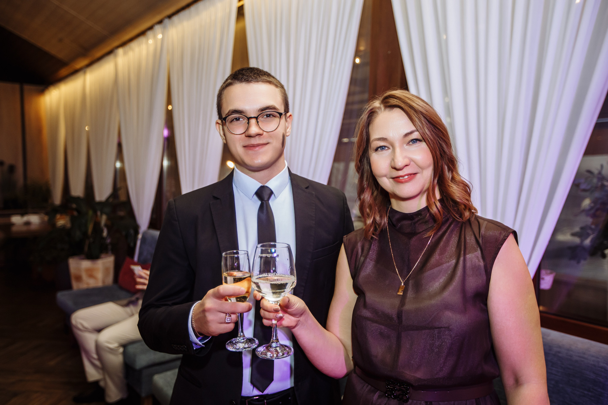 Портрет юбиляров с шампанским, фотограф с возможностью съёмки видео фильма, результат в отзывах, читать подробно при нажатие на фото