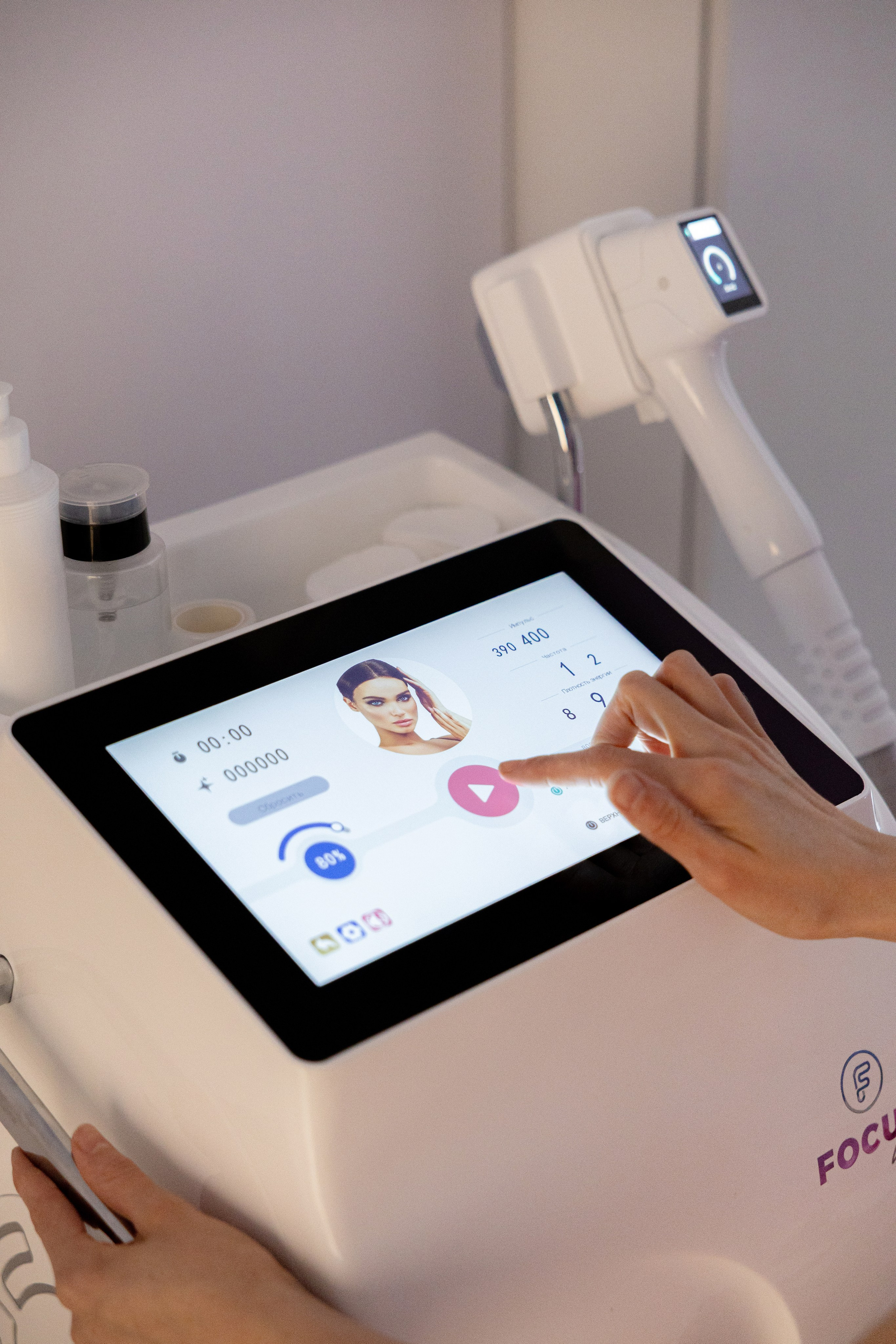 Рука включает прибор для лазерной эпиляции