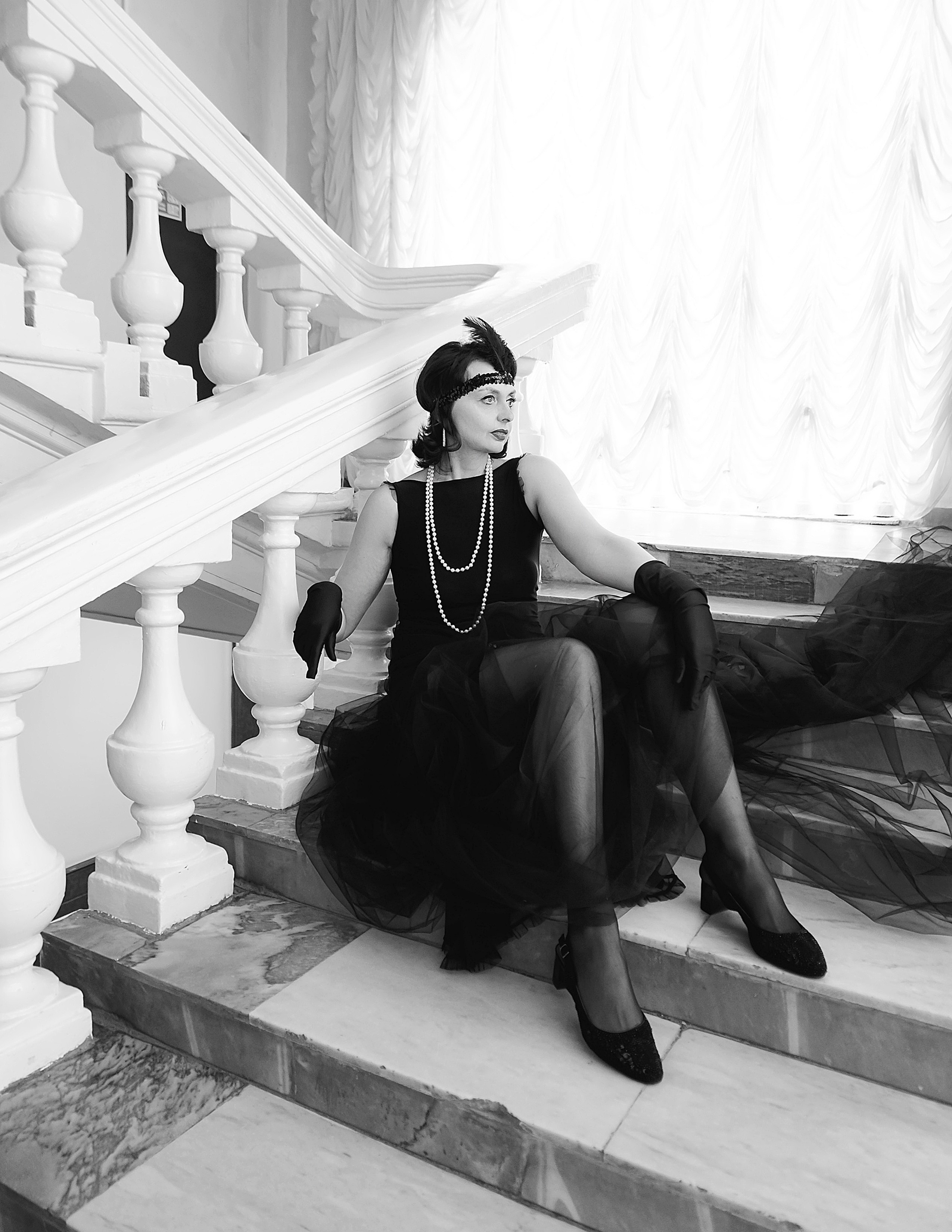 Девушка в стиле ретро, винтаж, Гэтсби на лестнице в зале.