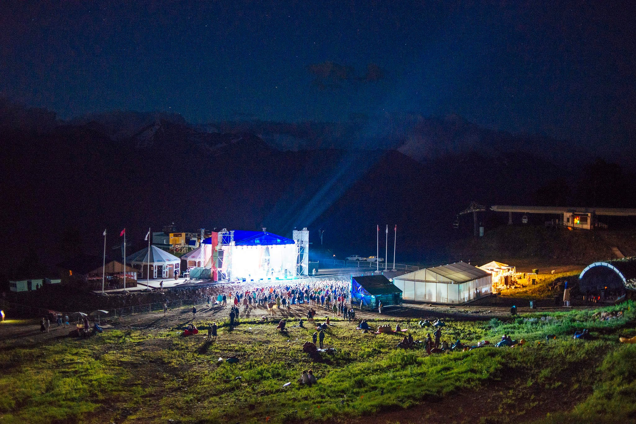 Музыкальный конкурс фестиваля Усадьба Jazz. Усадьба джаз в горах Красной Поляны. Фотограф в Сочи. Зрители на концерте