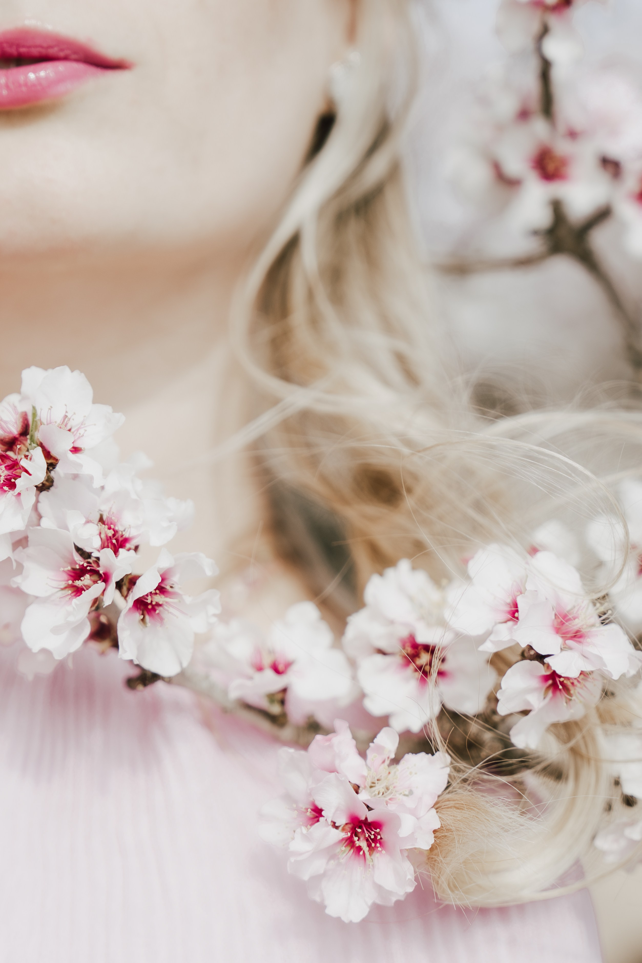 фото девушки в цветущем саду