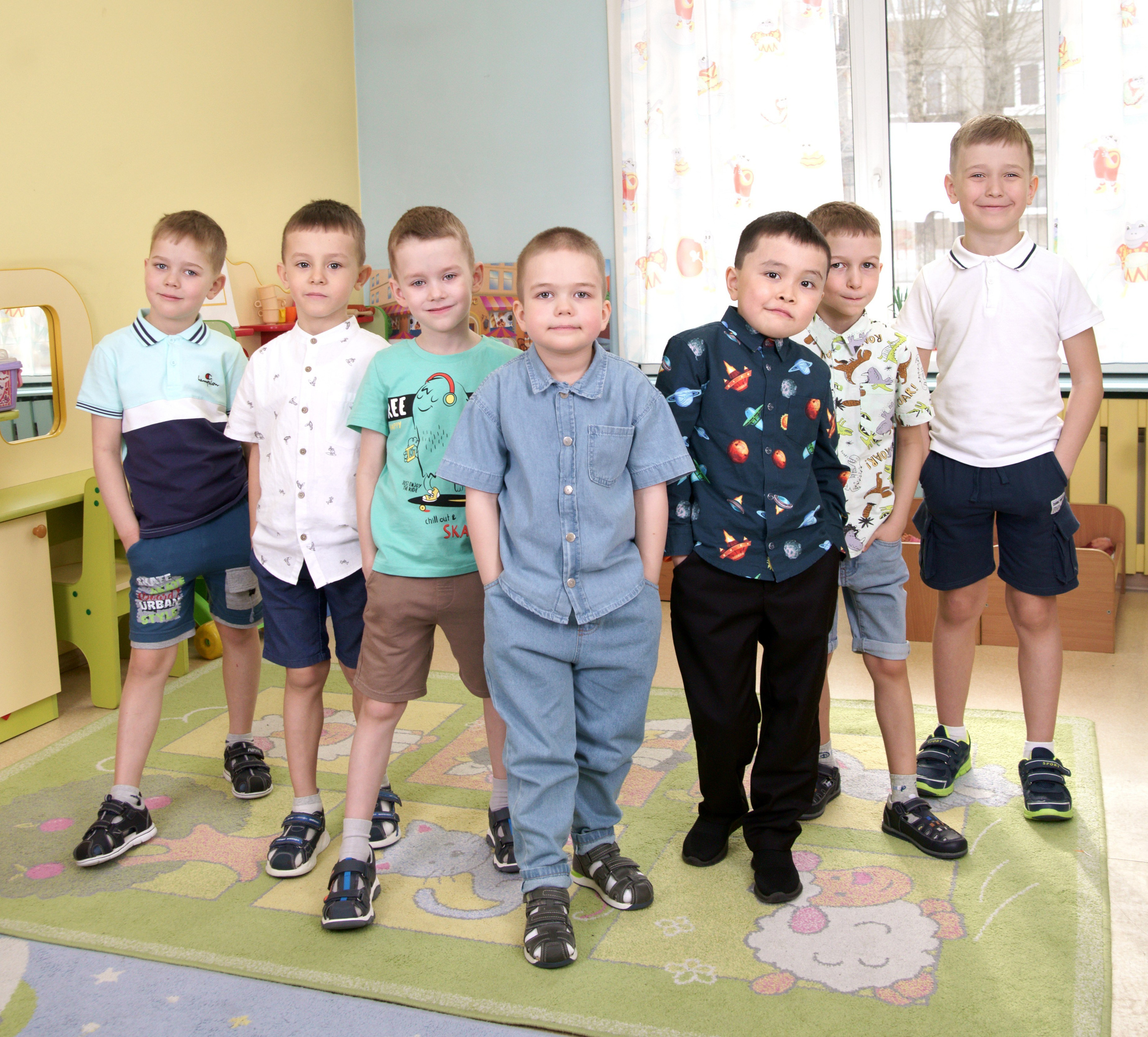 Фотосессия выпускников детского сада в группе - все мальчики стоя
