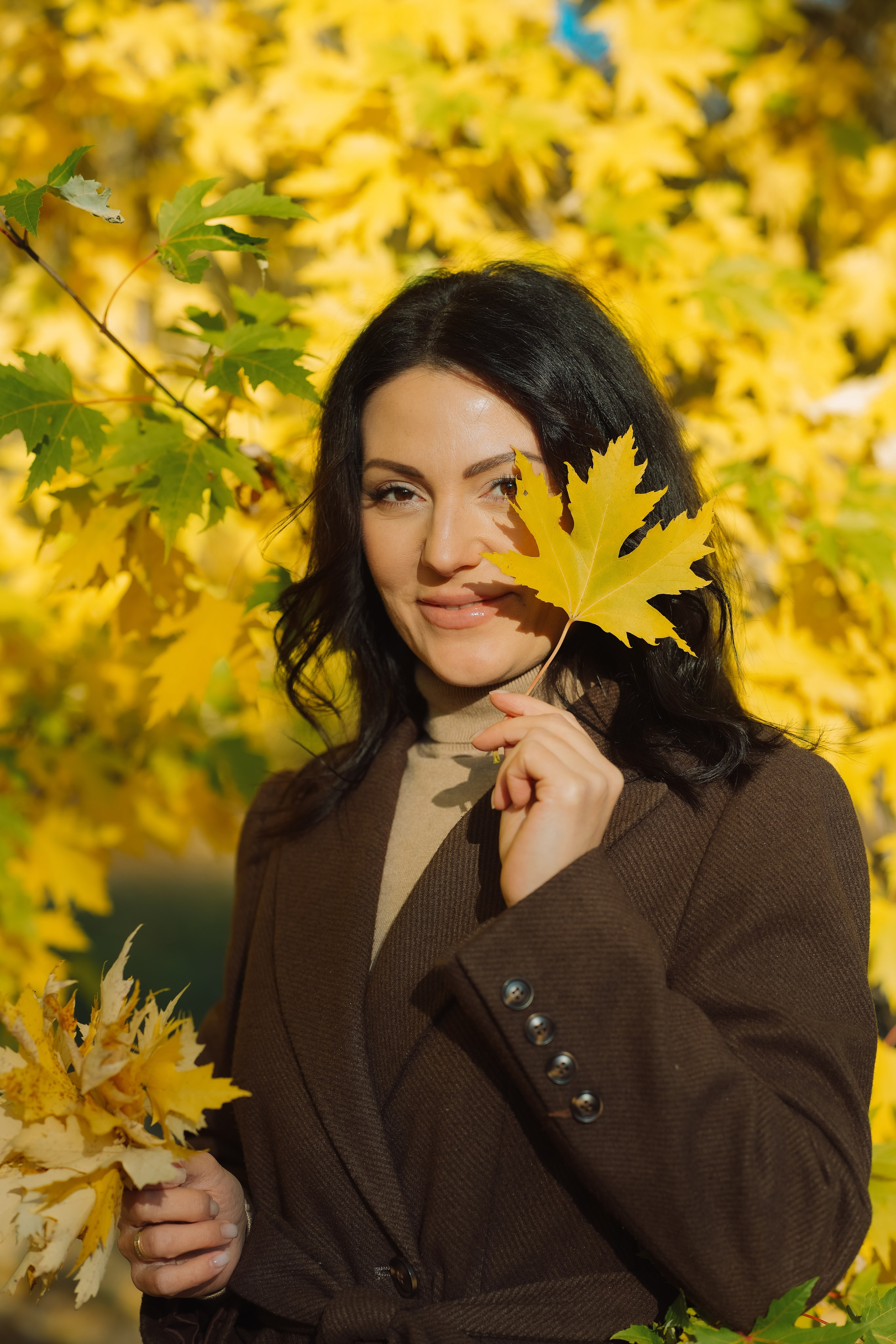 Красивая девушка брюнетка в парке золотой осенью в Царицыно Москва