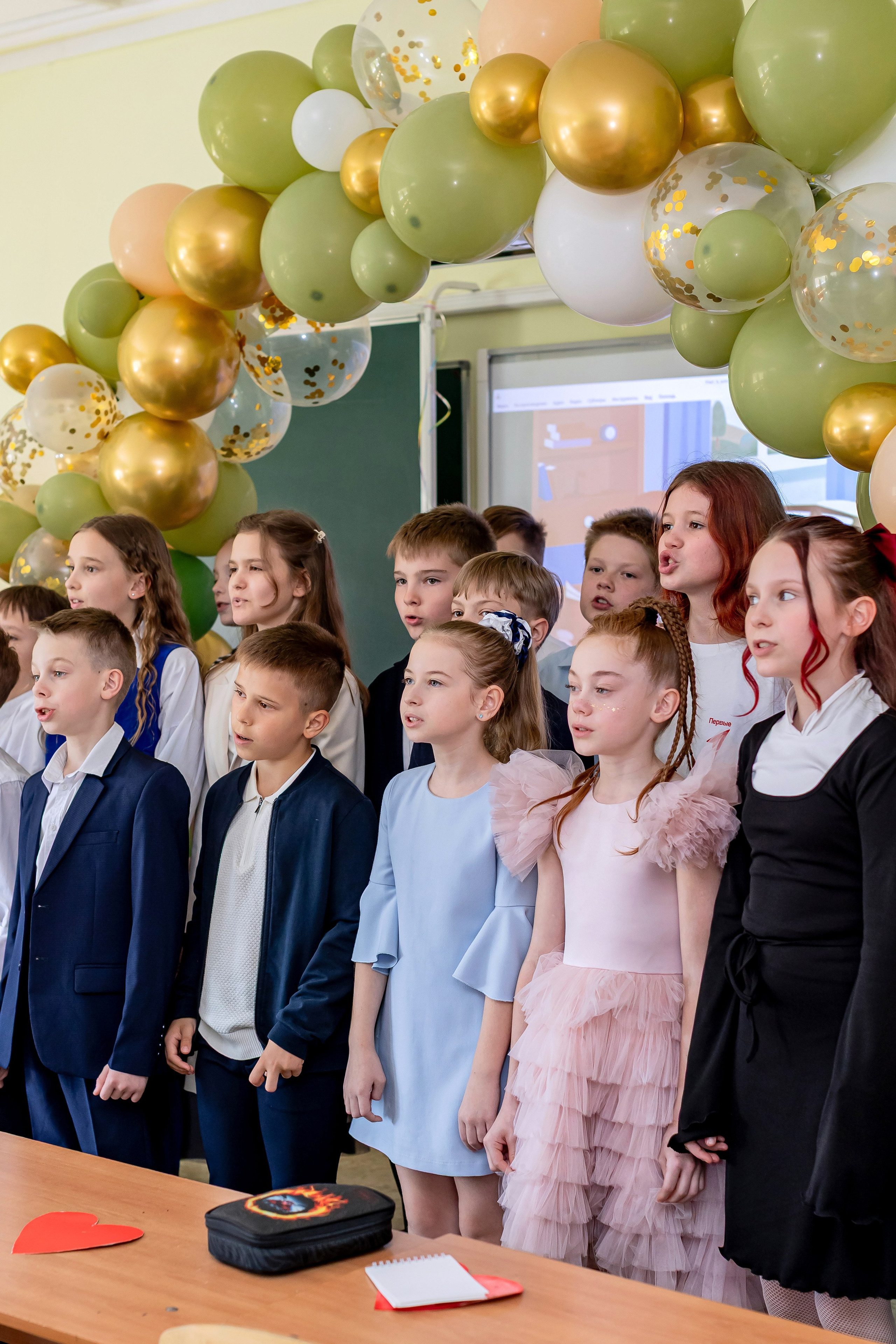 Выпускной в начальной школе в классе. Фотограф и видеограф Москва. Свадебный фотограф, видеограф. Выпускные альбомы. Оживающие альбомы