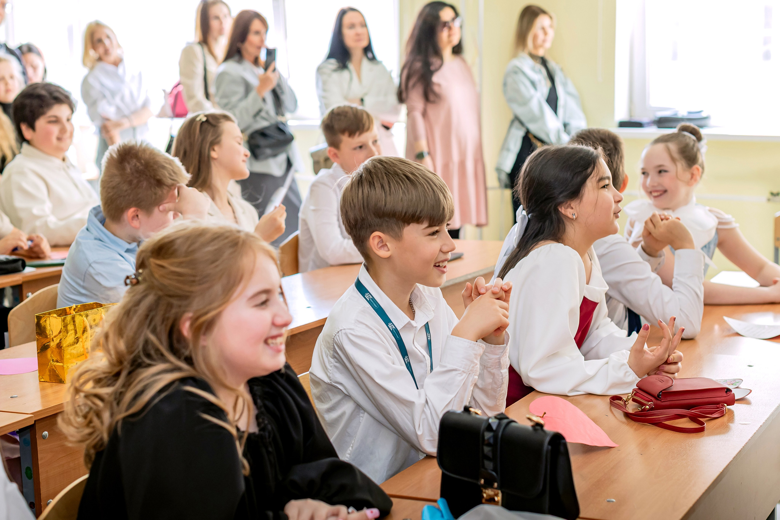 Выпускной в начальной школе в классе. Фотограф и видеограф Москва. Свадебный фотограф, видеограф. Выпускные альбомы. Оживающие альбомы