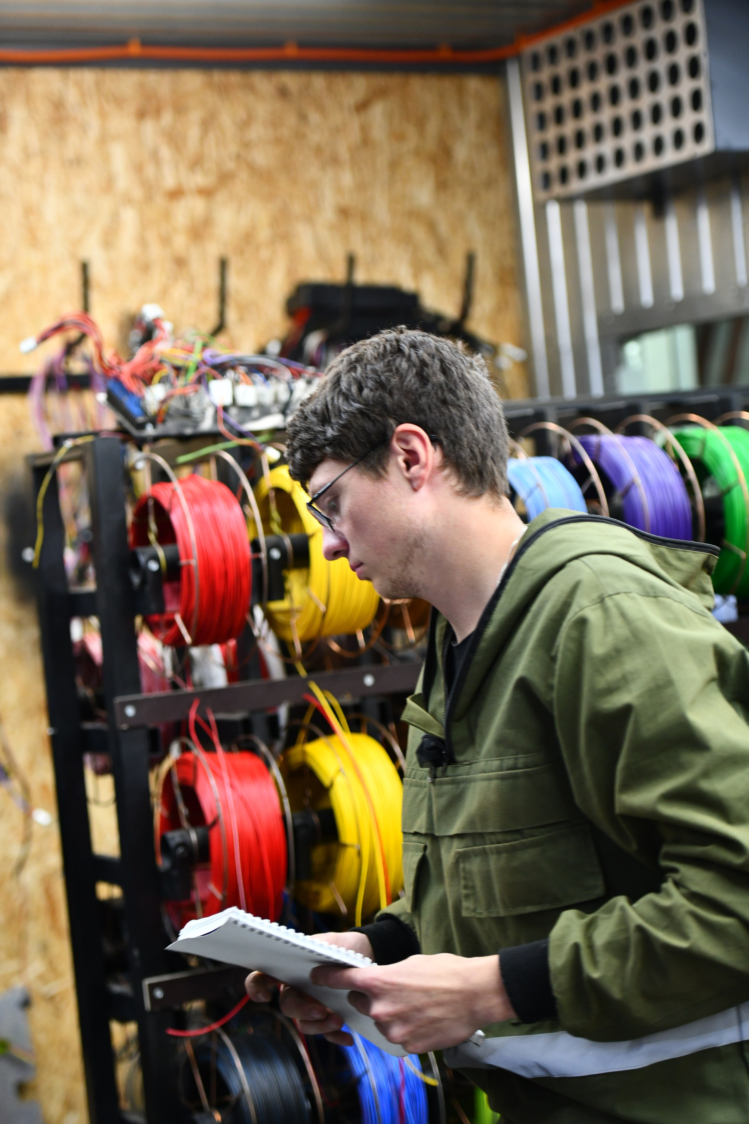 Репортаж с экскурсии на Завод ТРОМ. Репортажный и семейный фотограф — Шелихов Сергей