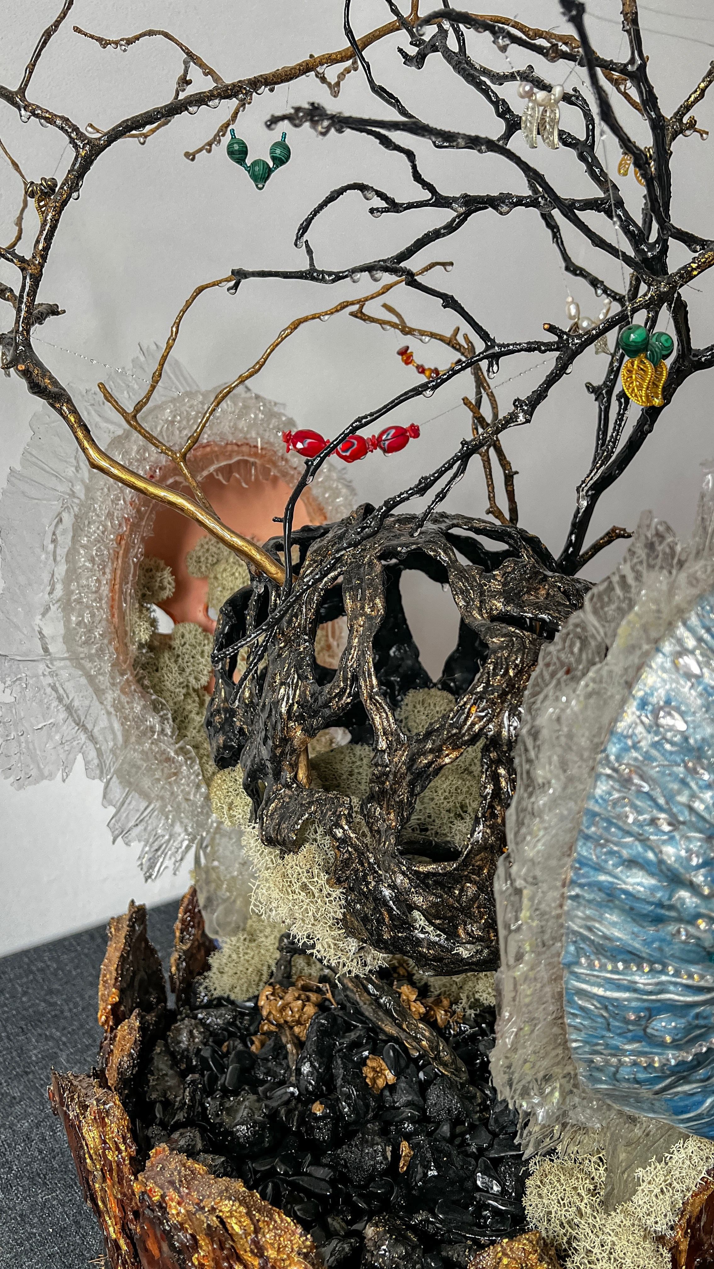 2025г. Размер : 50 см на 70 см, вес 8,65 кг. Материалы - деревянная глина, поталь золото, текстурная декоративная паста, сосновая кора, сосновые ветви, ягель стабилизированный, уголь, галька, пористые декоративные камни, эпоксидная смола. На ветвях натуральный речной жемчуг, бусины из мурманского стекла, бусины из янтаря, коралла, гематит, малахит. Маски также изготовлены вручную. Цена по запросу