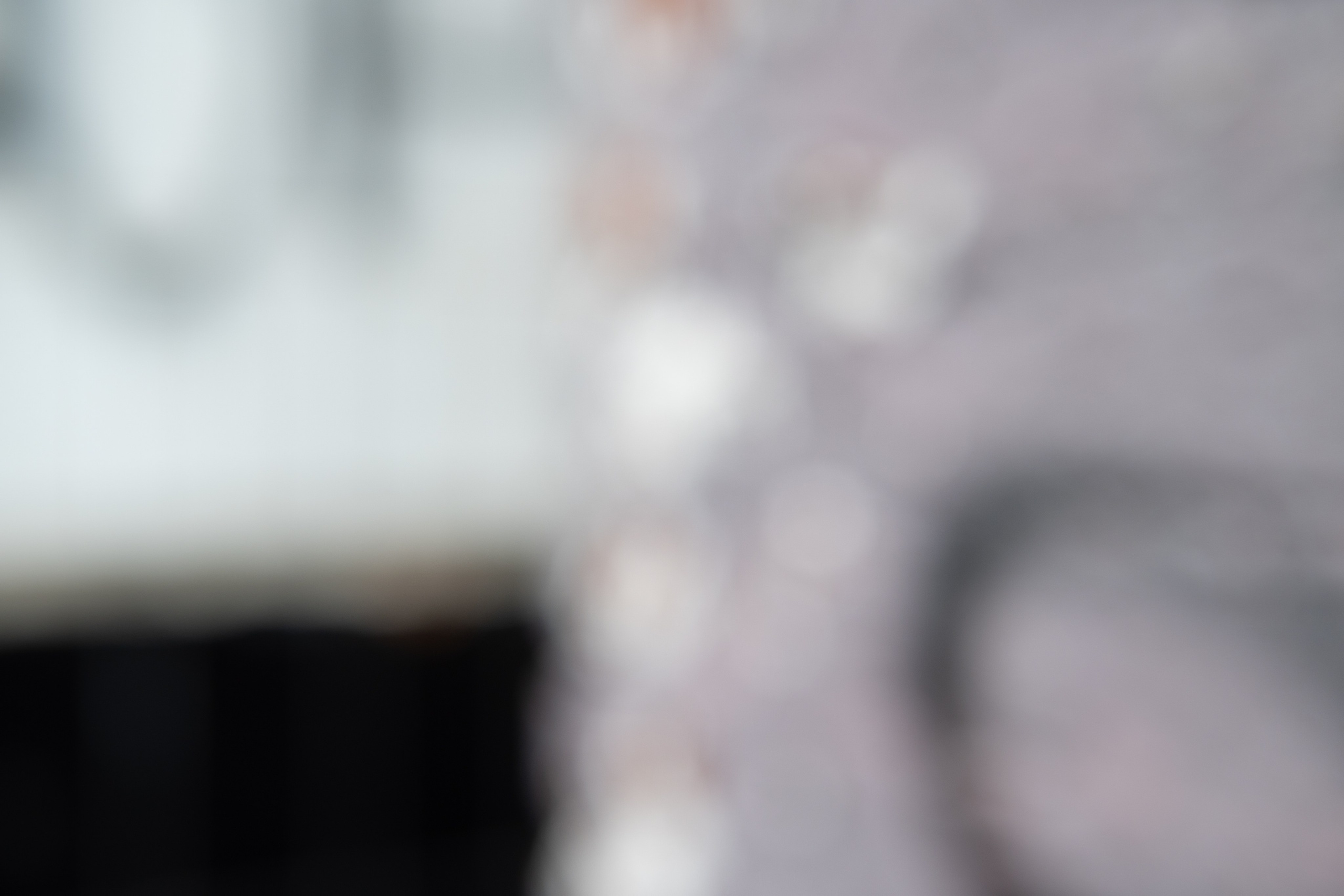 Авторская городская фотография, исследующая свет, цвет, архитектуру и визуальные ритмы городской среды. Фотограф: Ожерельев Лев