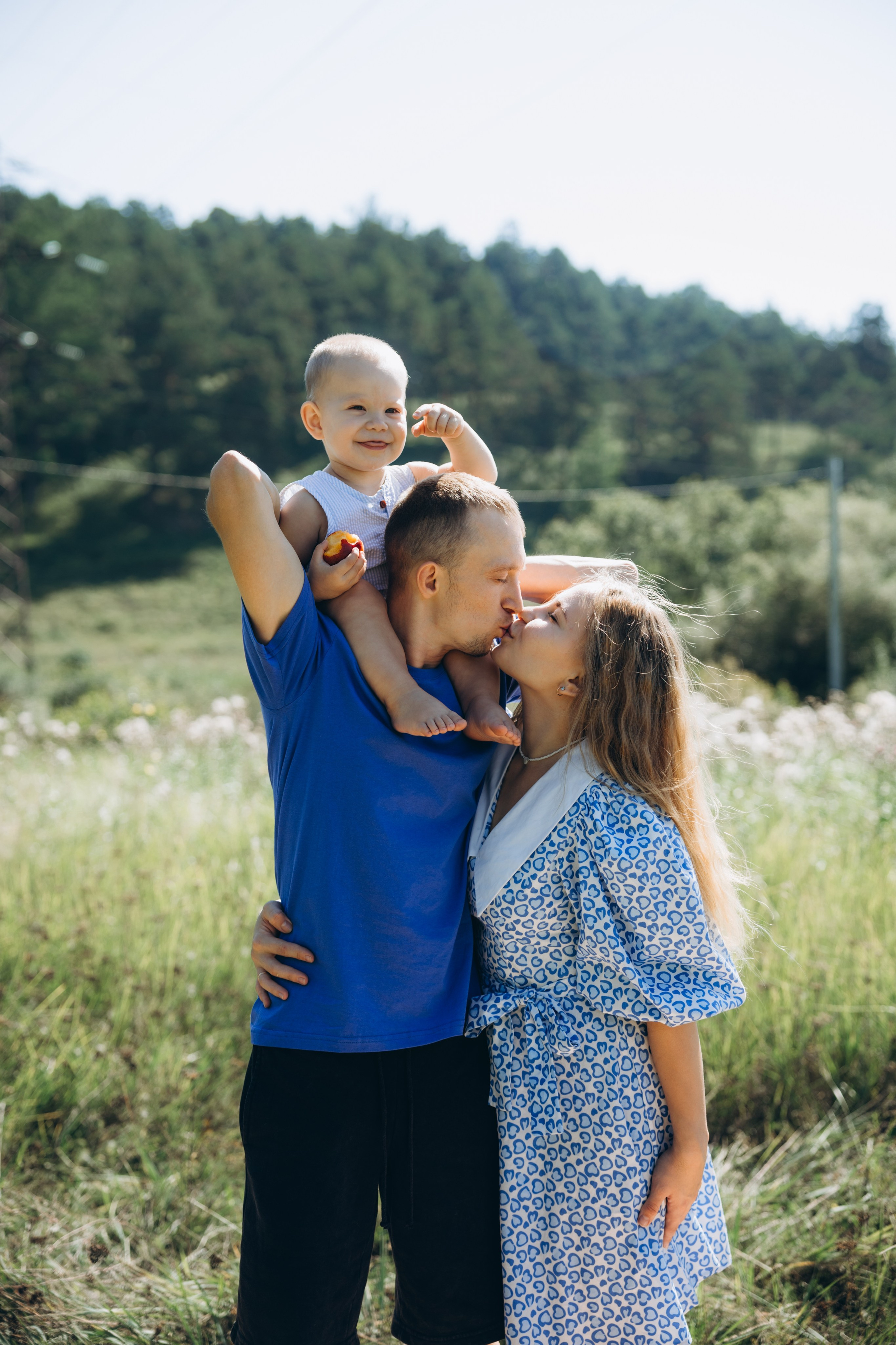 Семейная съёмка в поле. Свадебный, семейный фотограф в Иркутске Светлана Макаричева