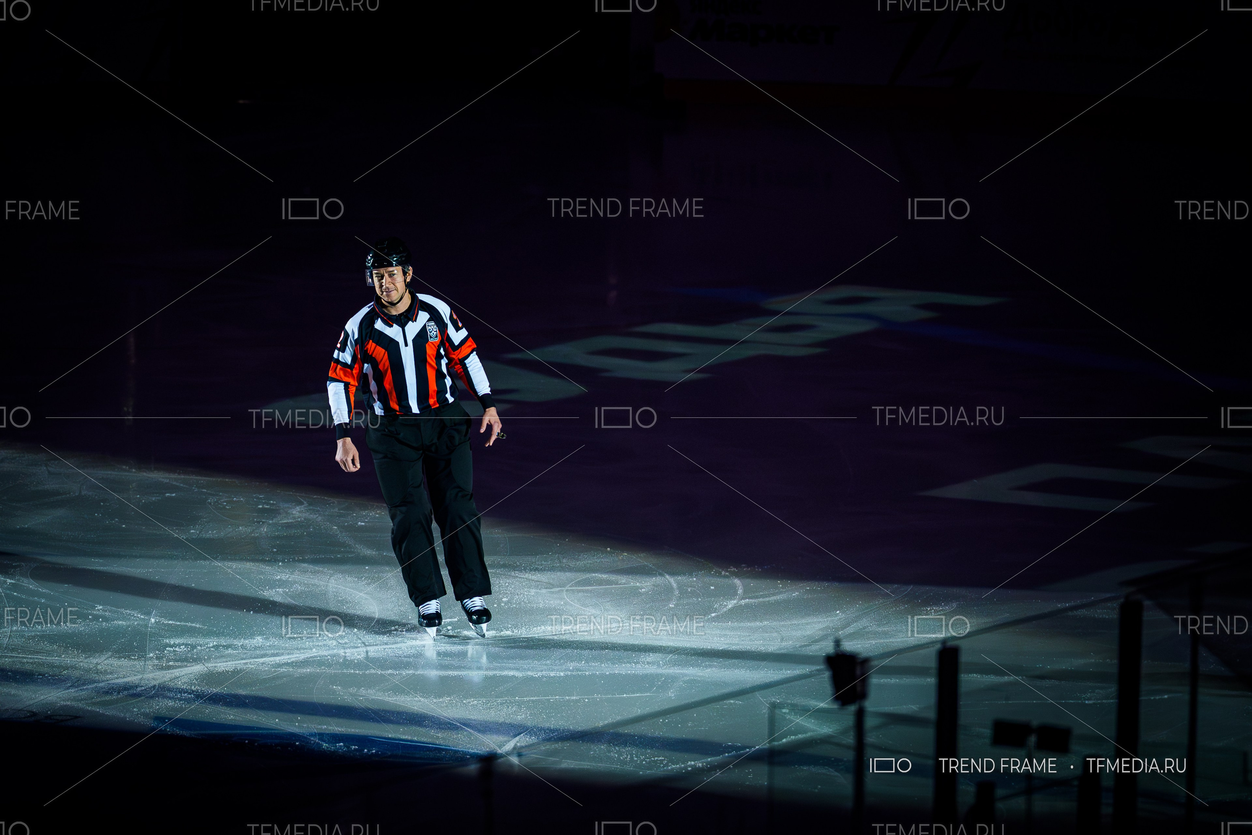 Финал Кубка Овечкина 2025 по хоккею в Мытищах — арбитр №2 на льду в ожидании матча команд Овечкина и Дацюка. Премиальные спортивные фото TrendFrame.