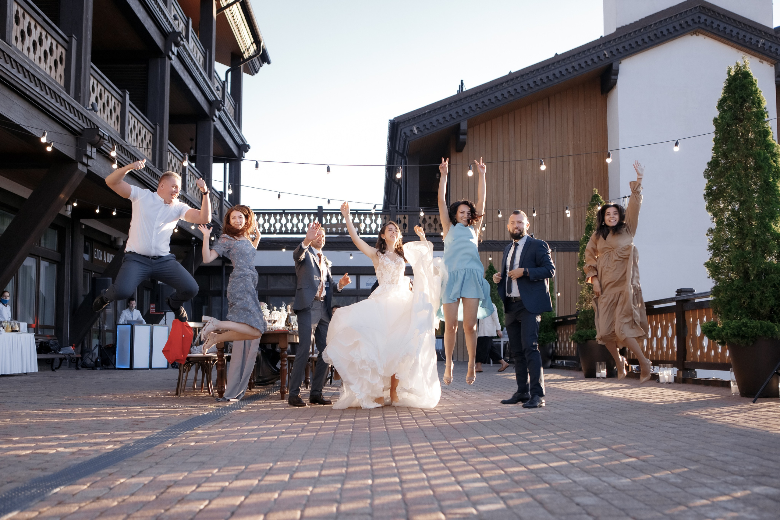 Невеста с родителями на фоне горного пейзажа