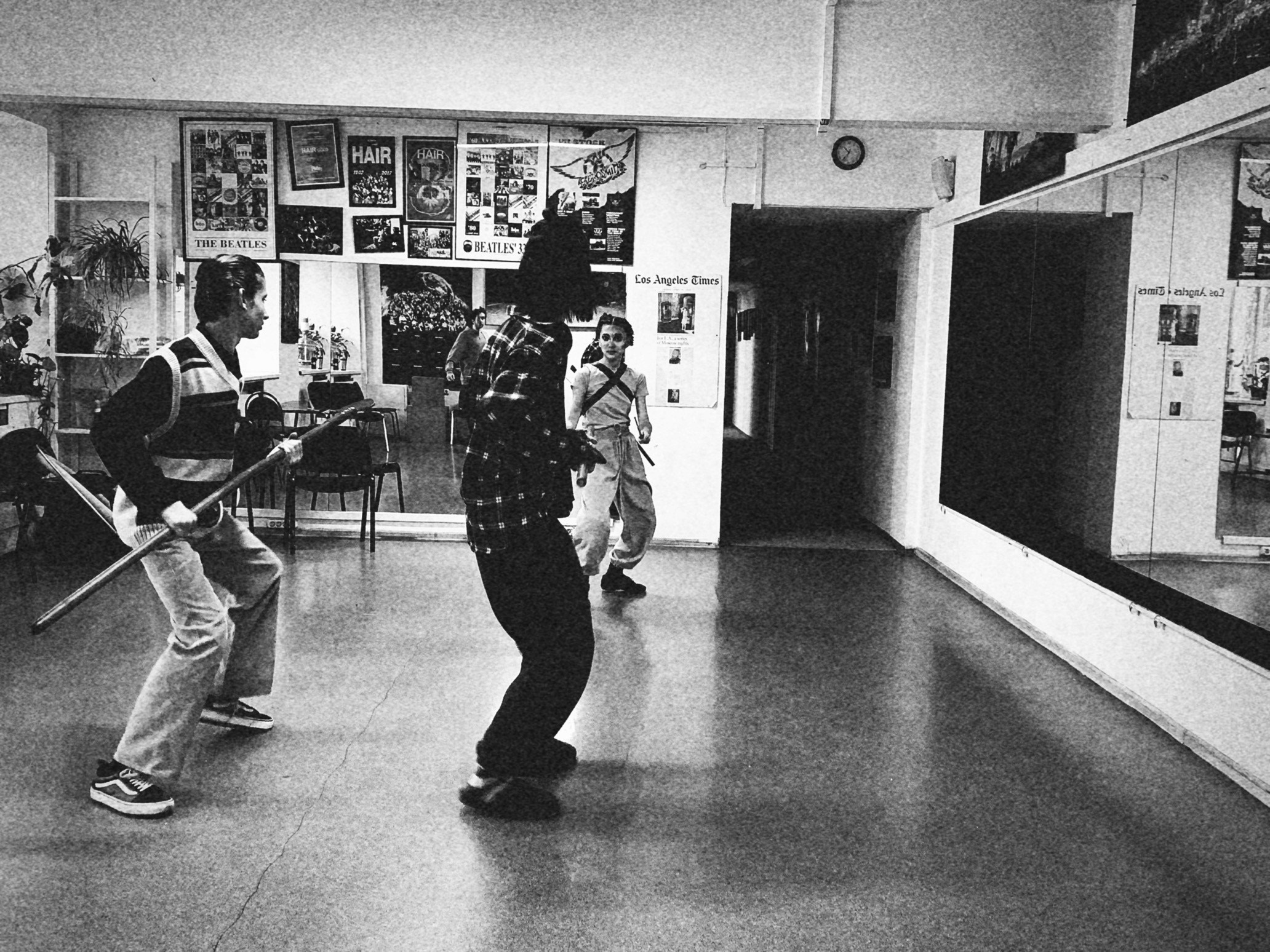 Фотосерия о магии театра и трансформации актёра: грим, костюмы, эмоции и визуальные метаморфозы на пути к сценическому образу. На фото — актёры Театра Стаса Намина и Мастерской Петра Фоменко. Фотограф: Ожерельев Лев