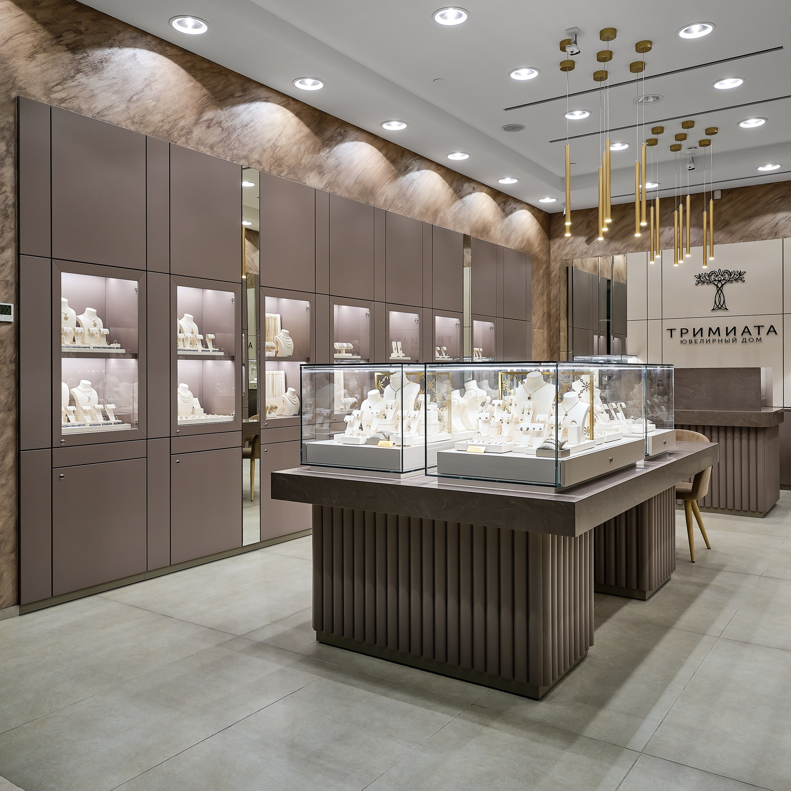 Интерьерная фотосъёмка ювелирного магазина общий зал витрины с украшениями коммерческая съёмка