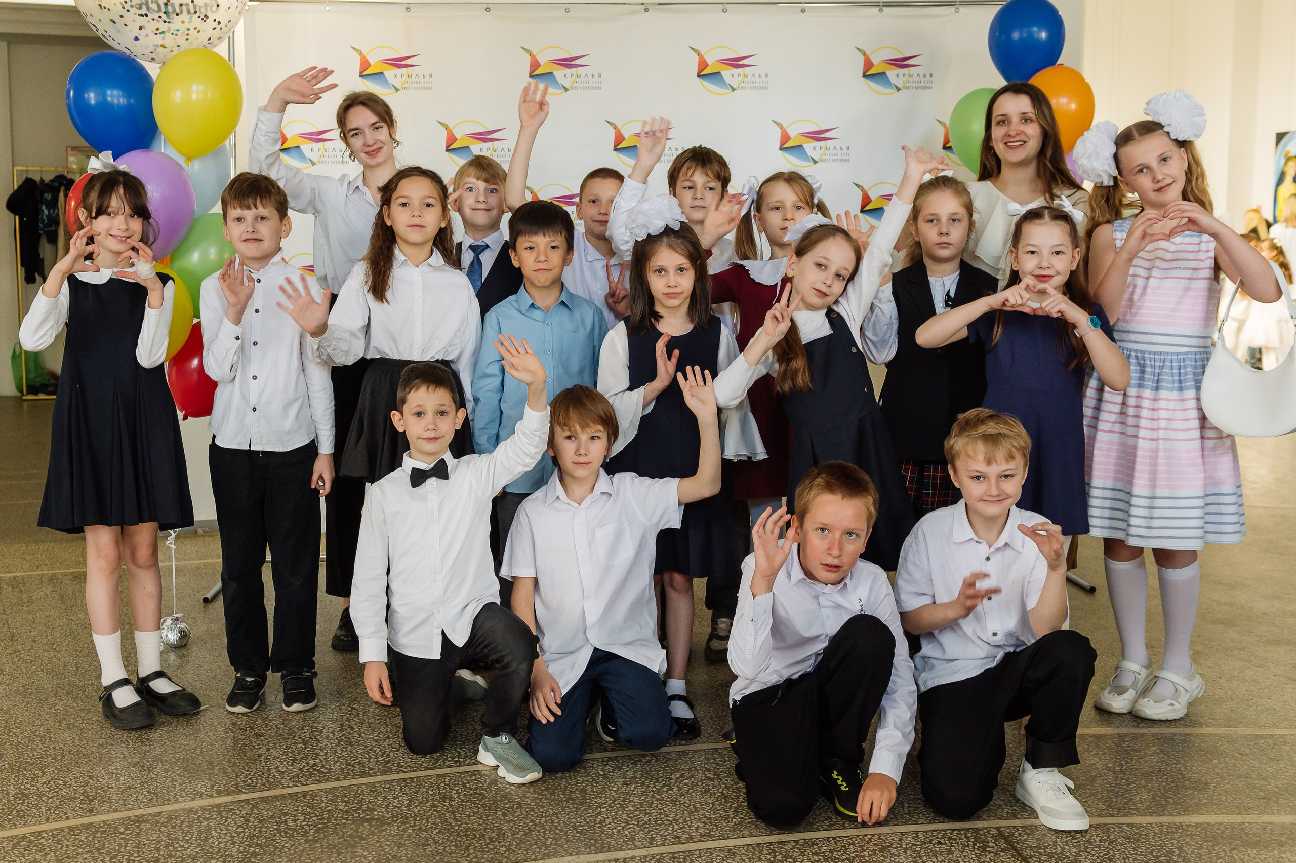 общее фото детей на школьном выпускном