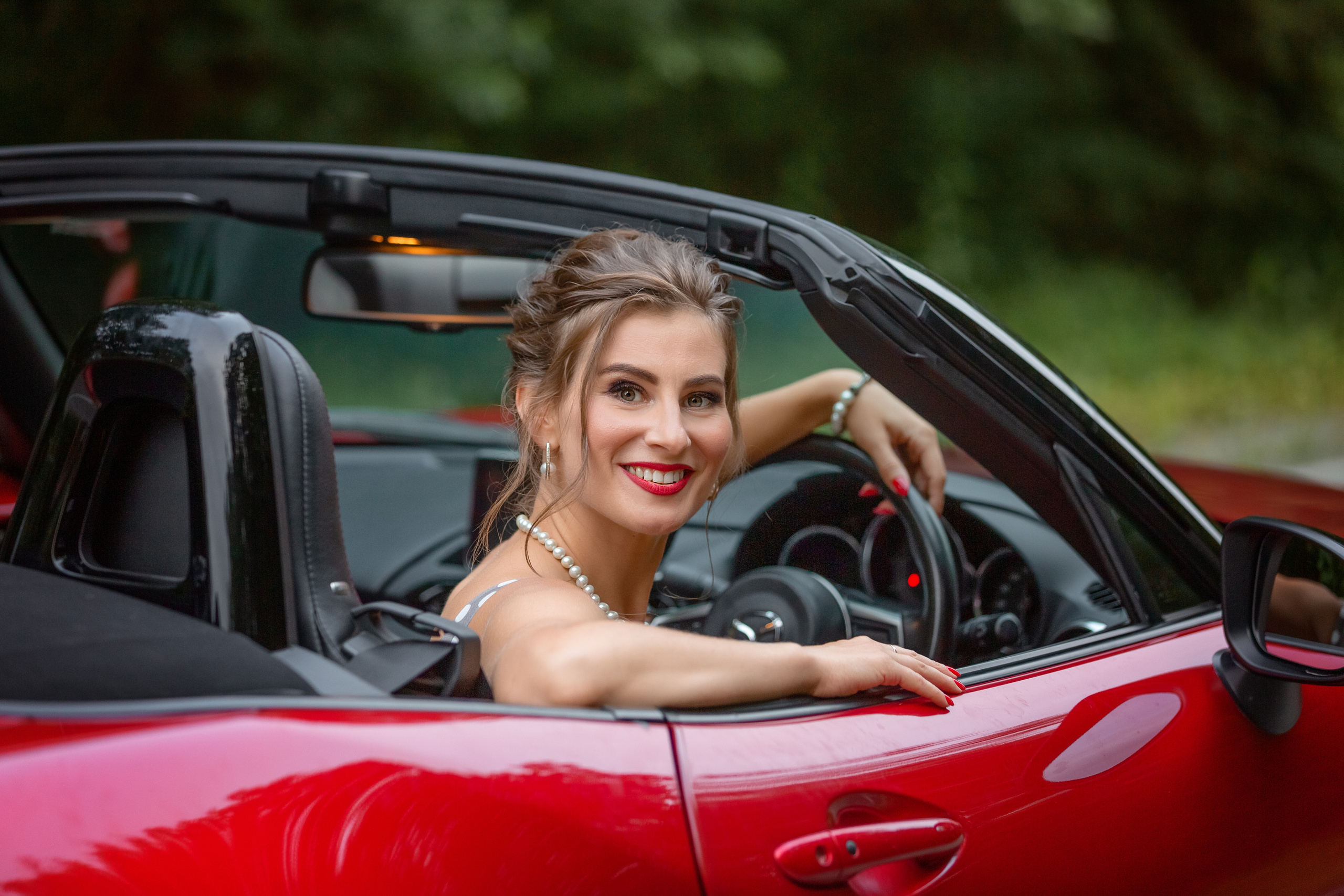 Леди на красном кабриолете. Стильный выпускной альбом Владивосток фотограф Вероника Мигачева