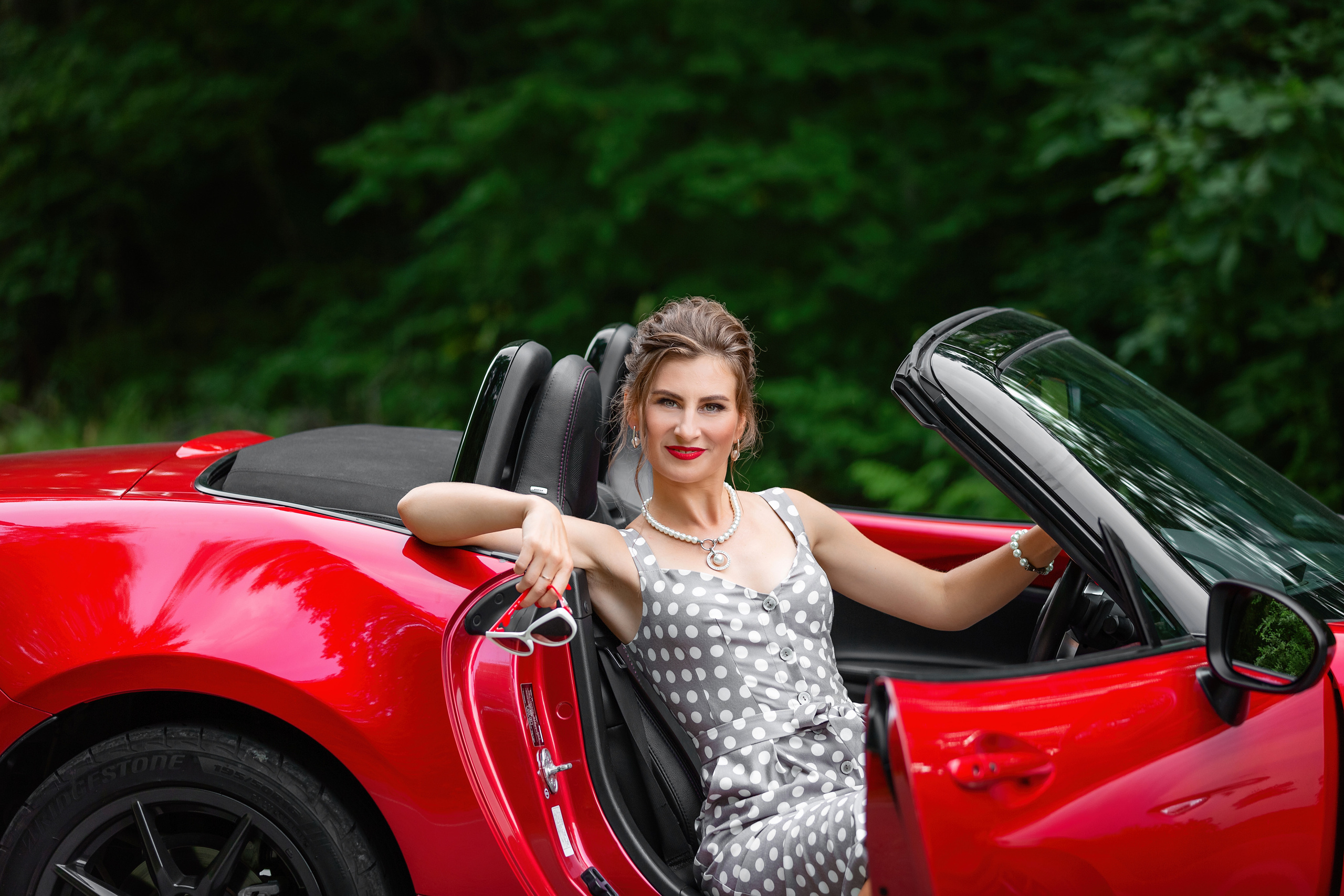 Леди на красном кабриолете. Стильный выпускной альбом Владивосток фотограф Вероника Мигачева