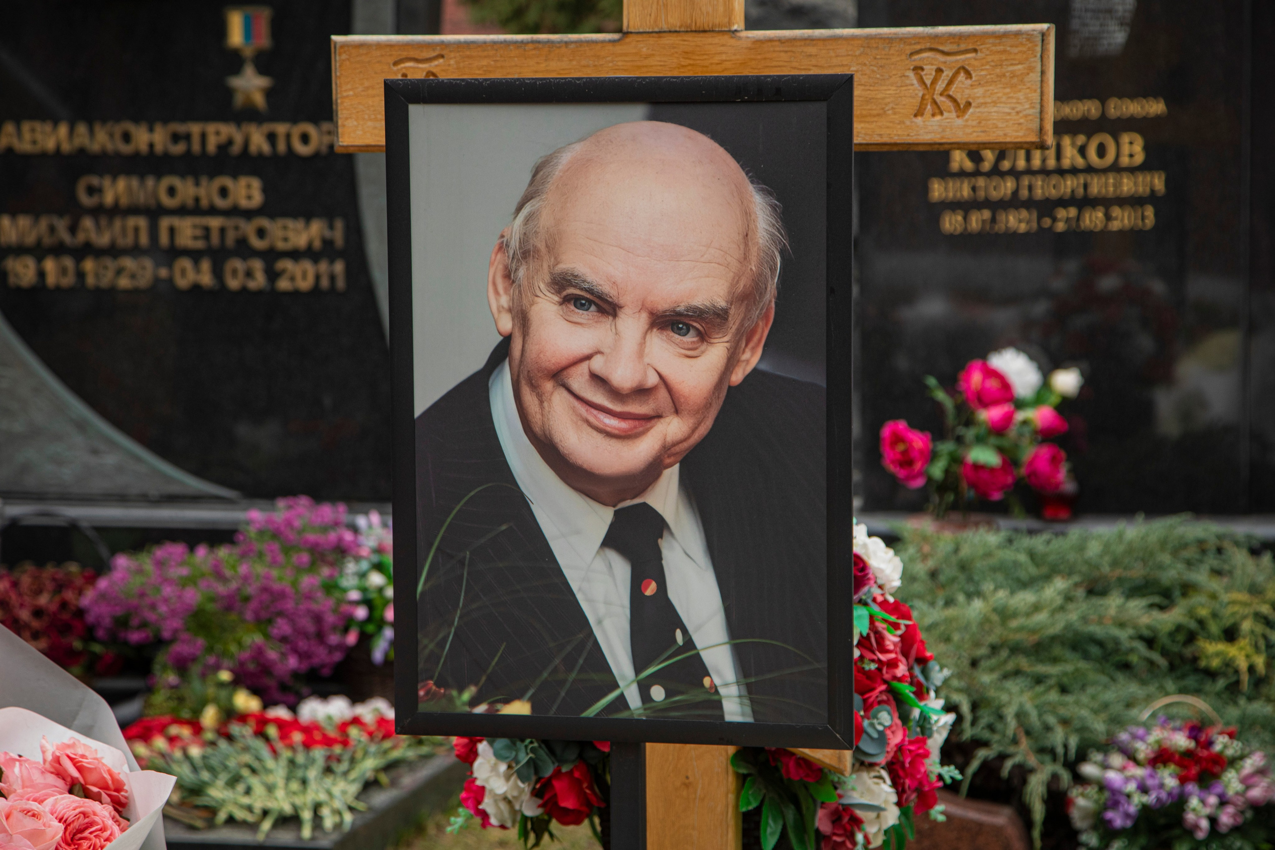 Осенняя прогулка по Новодевичьему кладбищу. Фотограф Сергей Ловкий