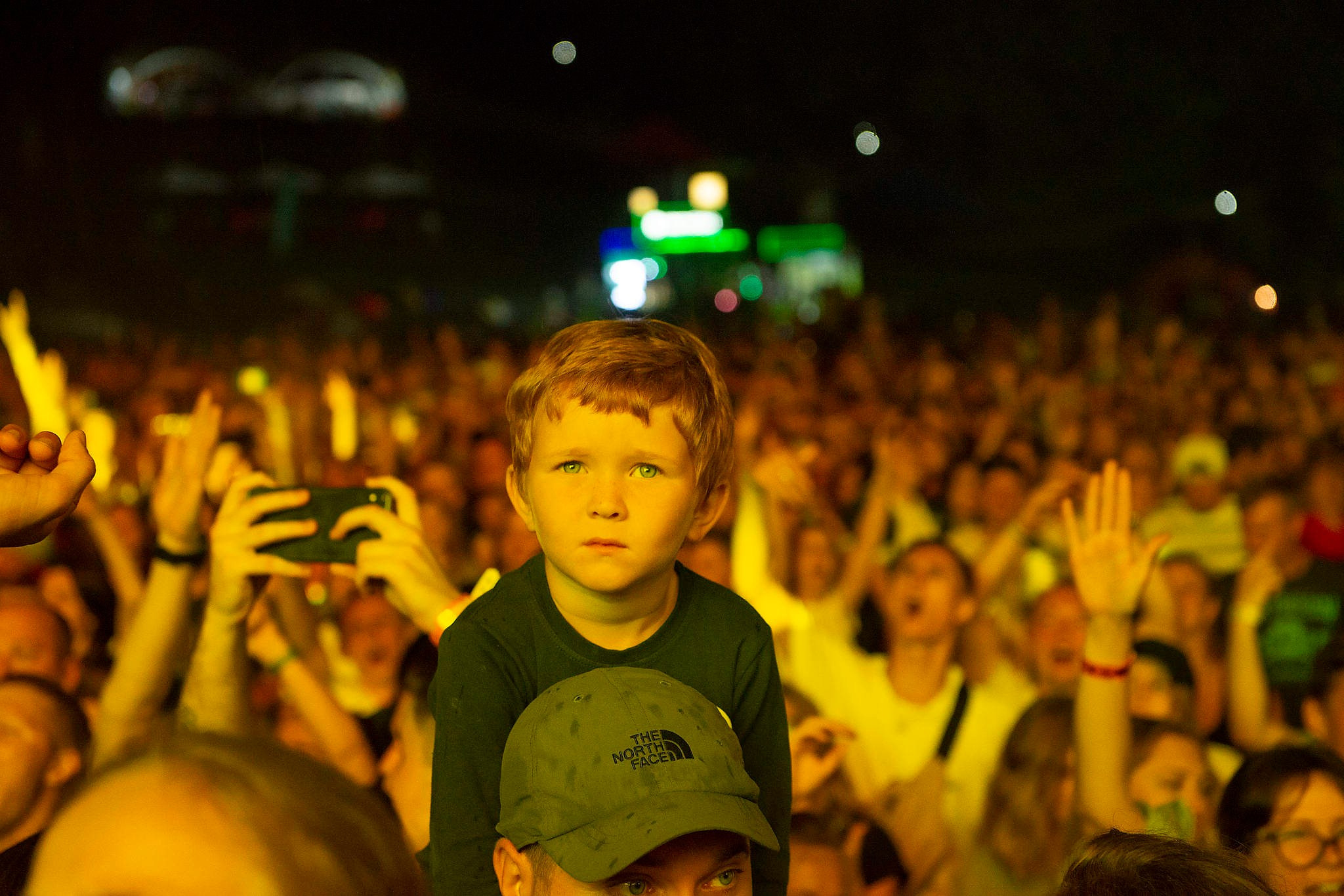 Концерт на музыкально фестивале в Красной Поляне, который организован компанией Мегафон. Зрители на концерте. Фотограф в Сочи.