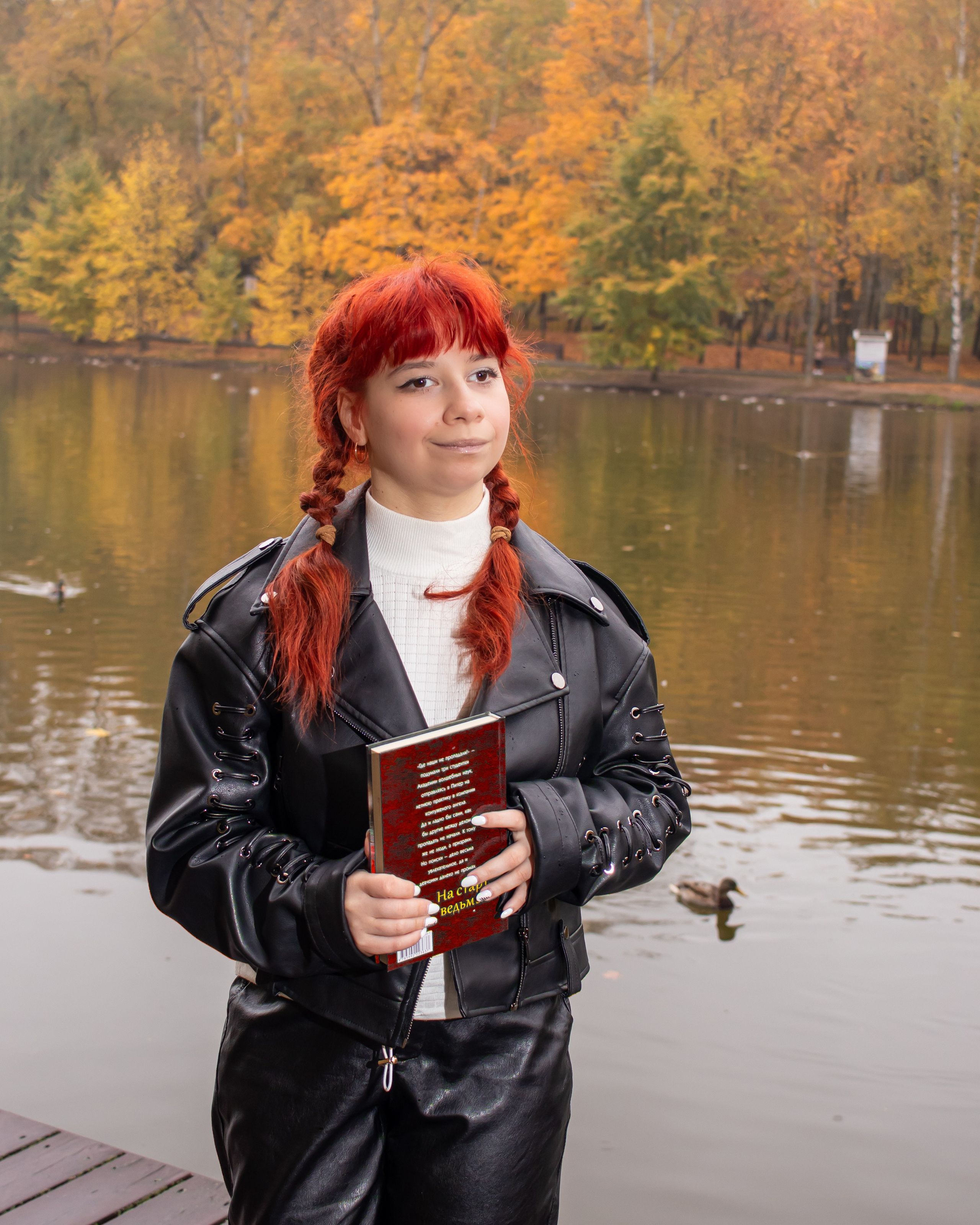 Девушка с книгой у воды, осенние краски
