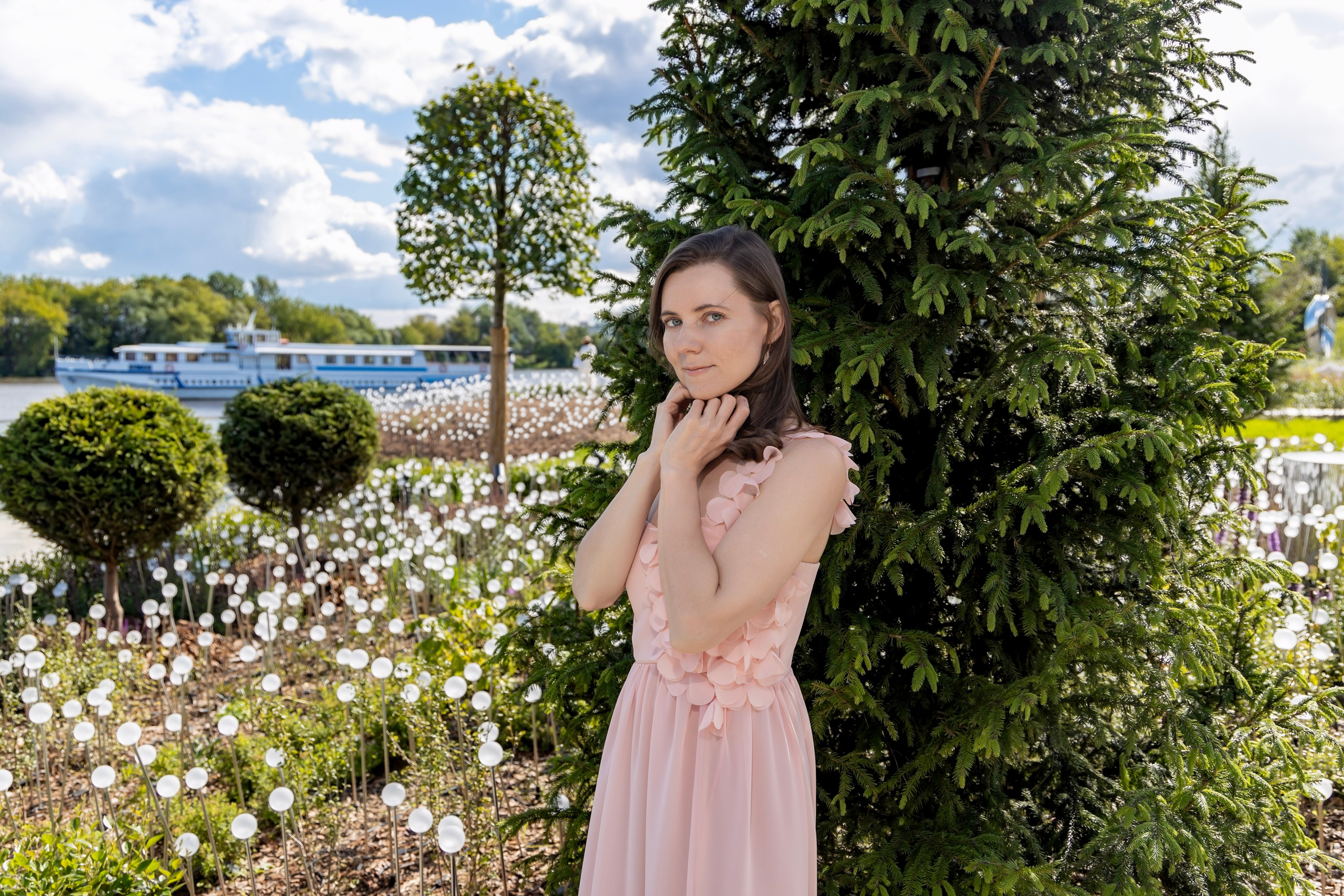 Фотосессия на новой набережной Коломенского: нежность, цветы и вдохновение. Репортажный, семейный и студийный фотограф в Москве Демин Алексей