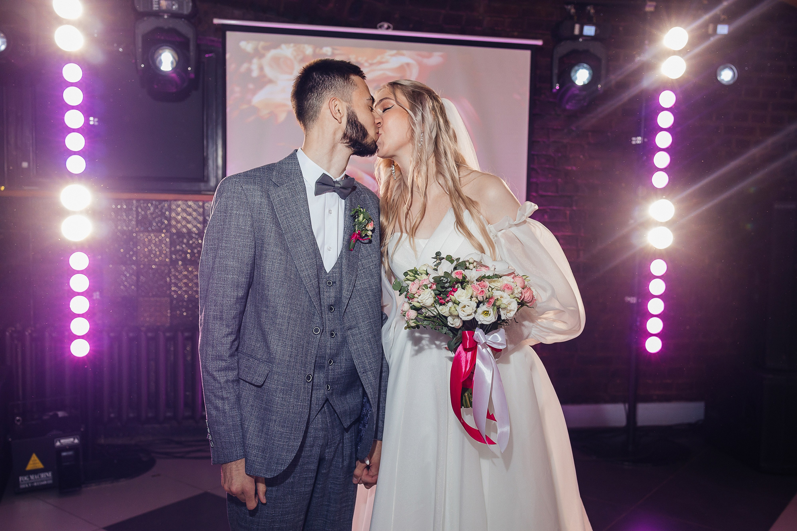 Чувственная первая встреча пары в отеле. Олег Сверчков | Свадебный фотограф Вологда