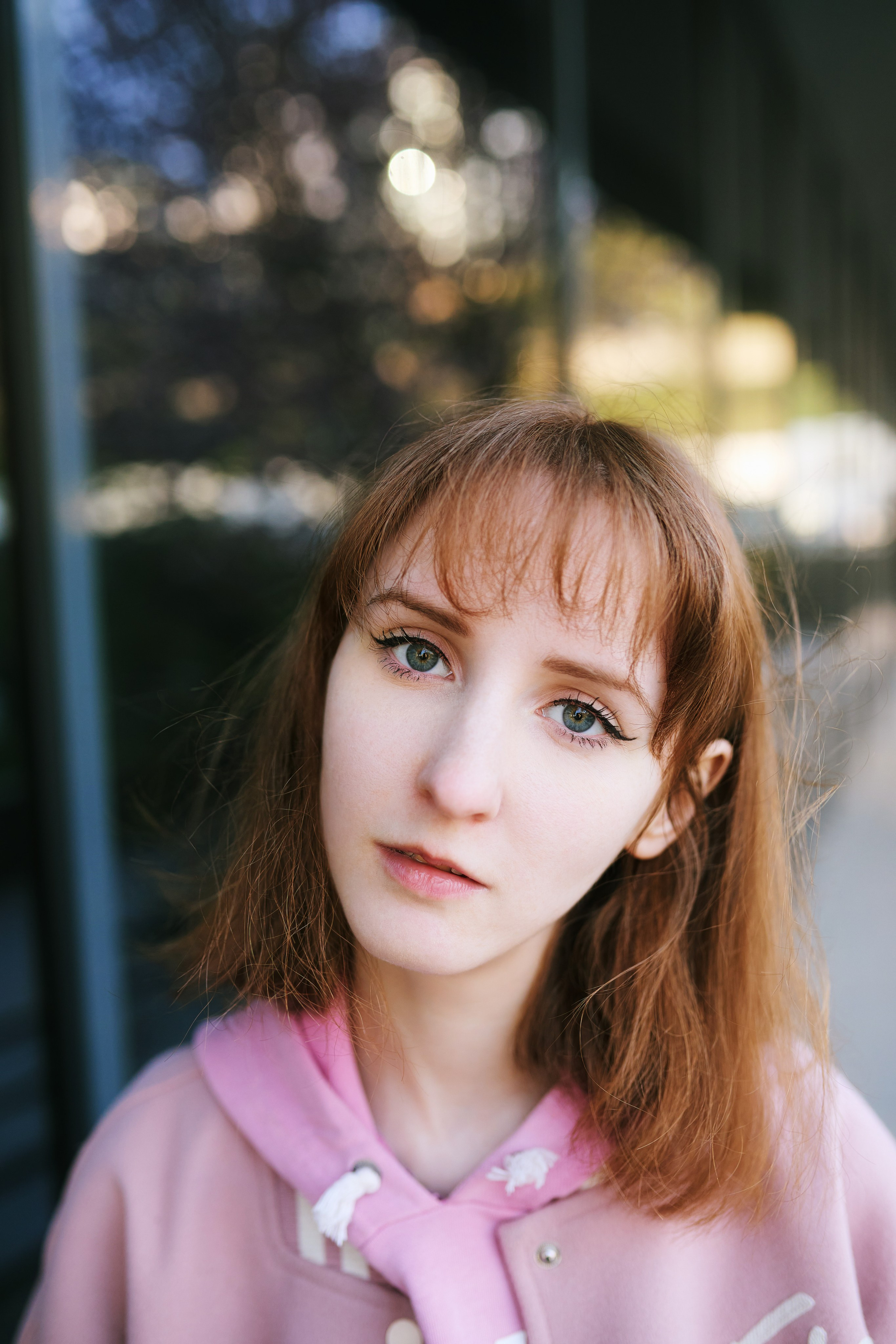 Фотосъёмка девушки на фоне чёрного стекла рядом с театром имени Максима Горького во Владивостоке