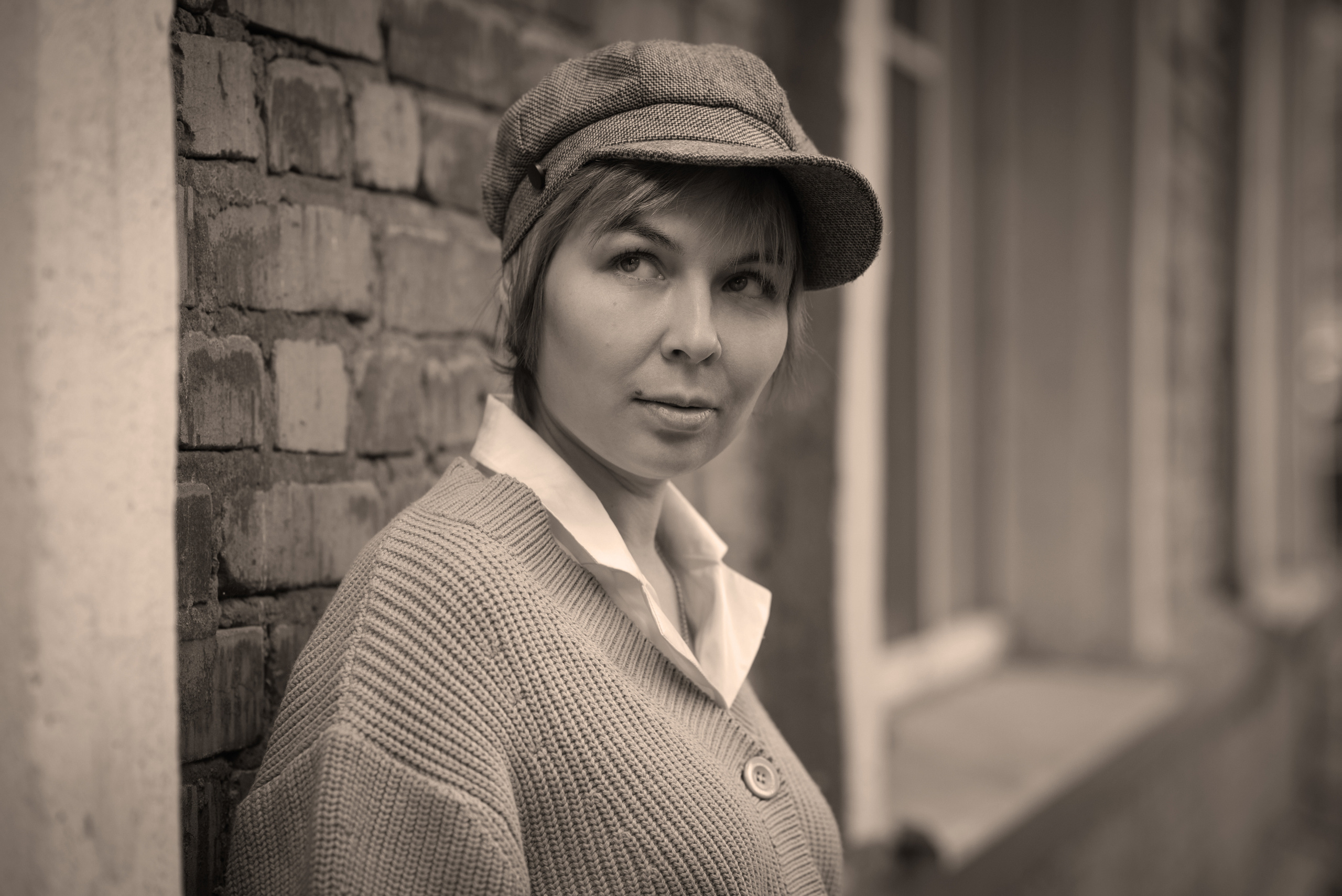 Прогулка в обычном дворе у старой пятиэтажки. Анна Боровикова, фотограф Пушкино