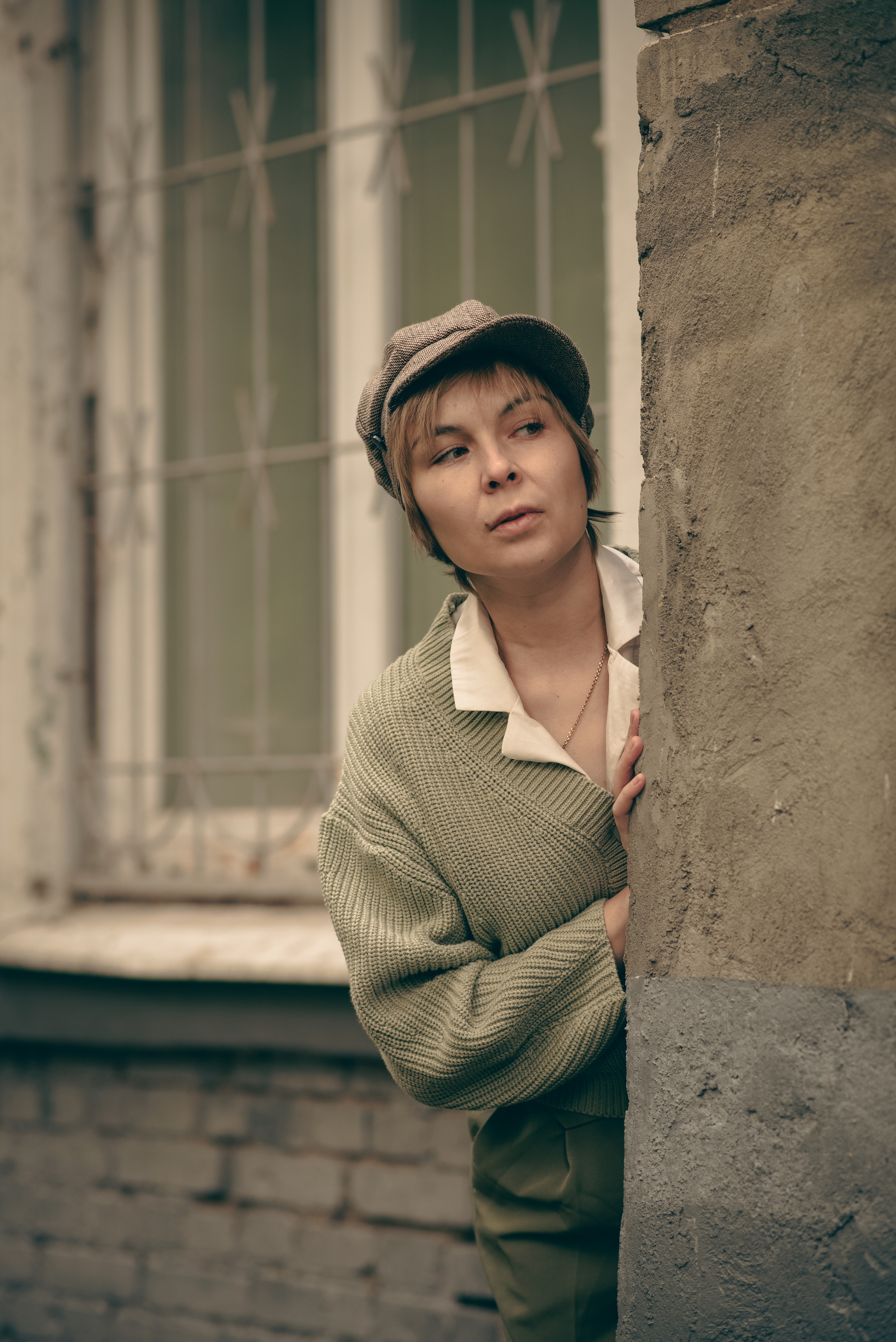 Прогулка в обычном дворе у старой пятиэтажки. Анна Боровикова, фотограф Пушкино