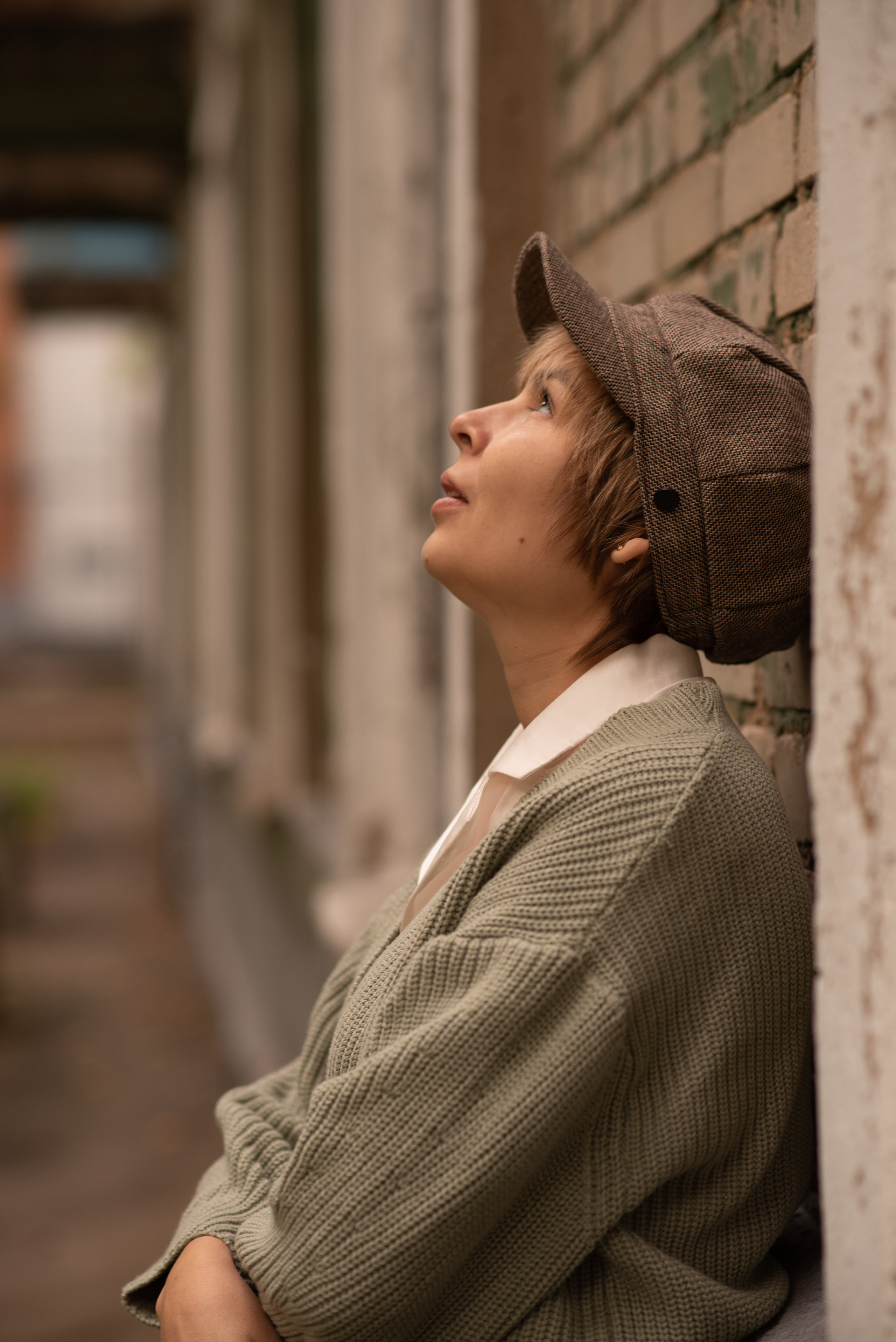 Прогулка в обычном дворе у старой пятиэтажки. Анна Боровикова, фотограф Пушкино