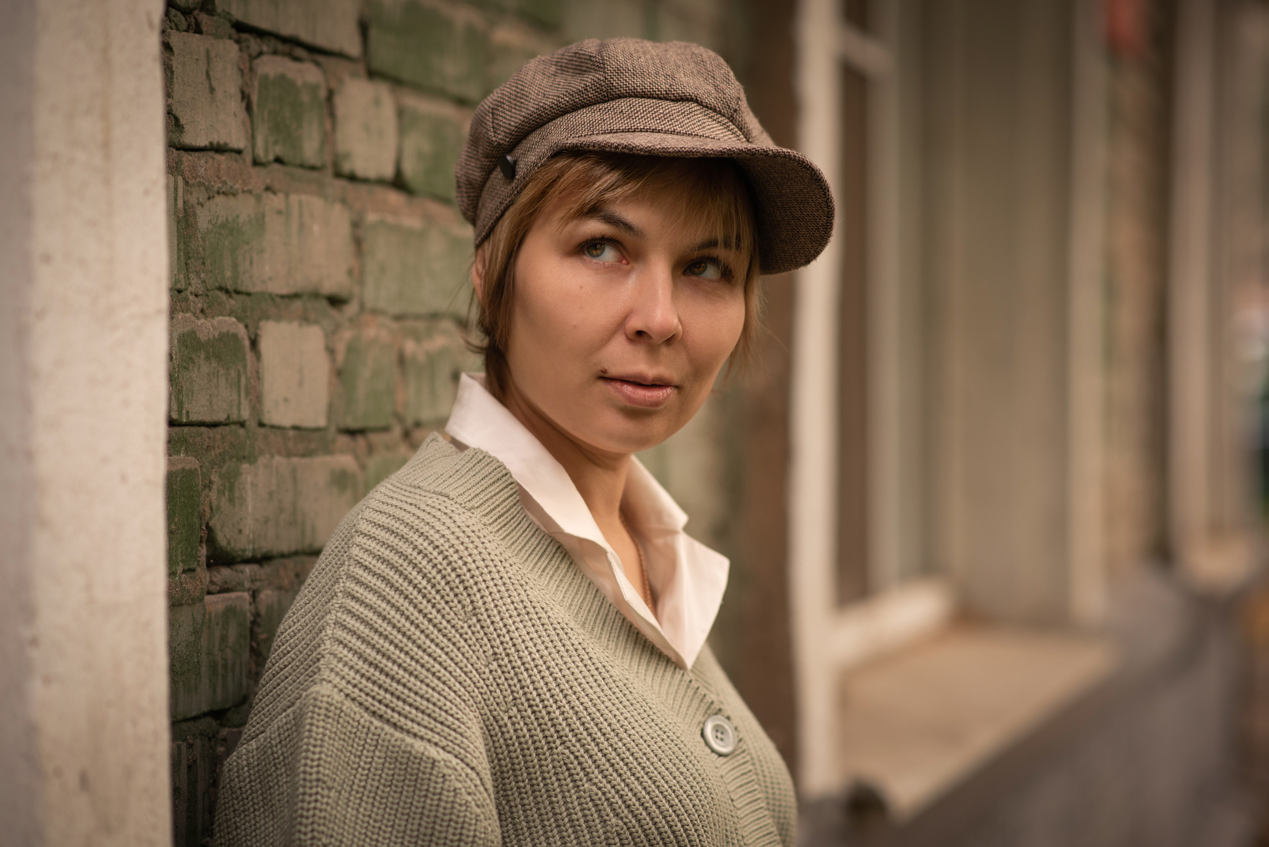 Прогулка в обычном дворе у старой пятиэтажки. Анна Боровикова, фотограф Пушкино