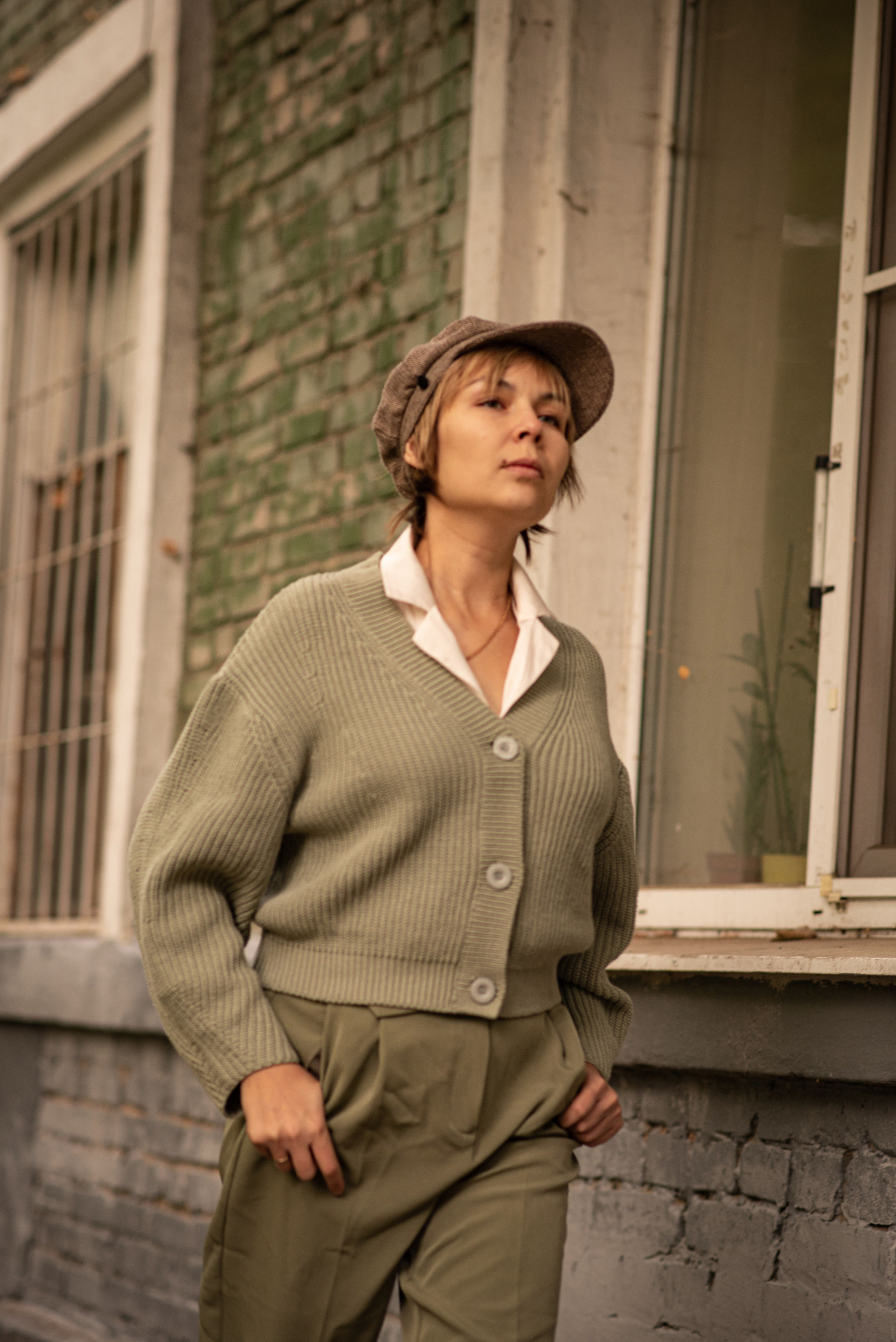 Прогулка в обычном дворе у старой пятиэтажки. Анна Боровикова, фотограф Пушкино