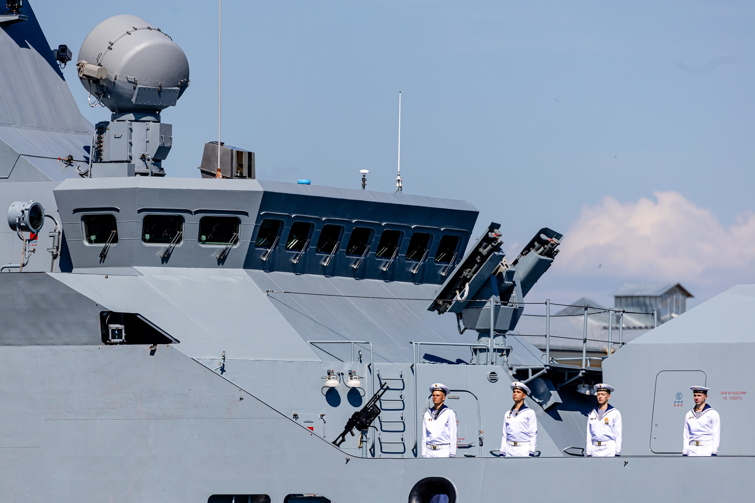 Малый ракетный корабль на параде кораблей на День ВМФ России 2024 в Санкт-Петербурге