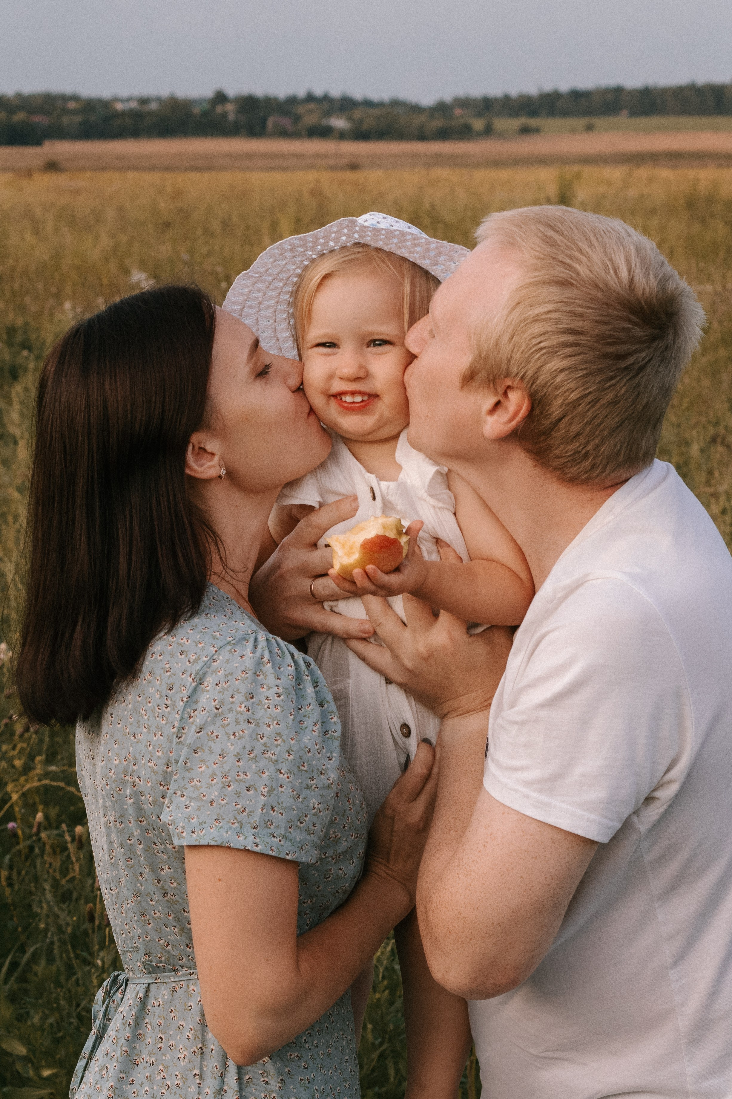 Семейная фотосессия в поле. Портретный фотограф Москва