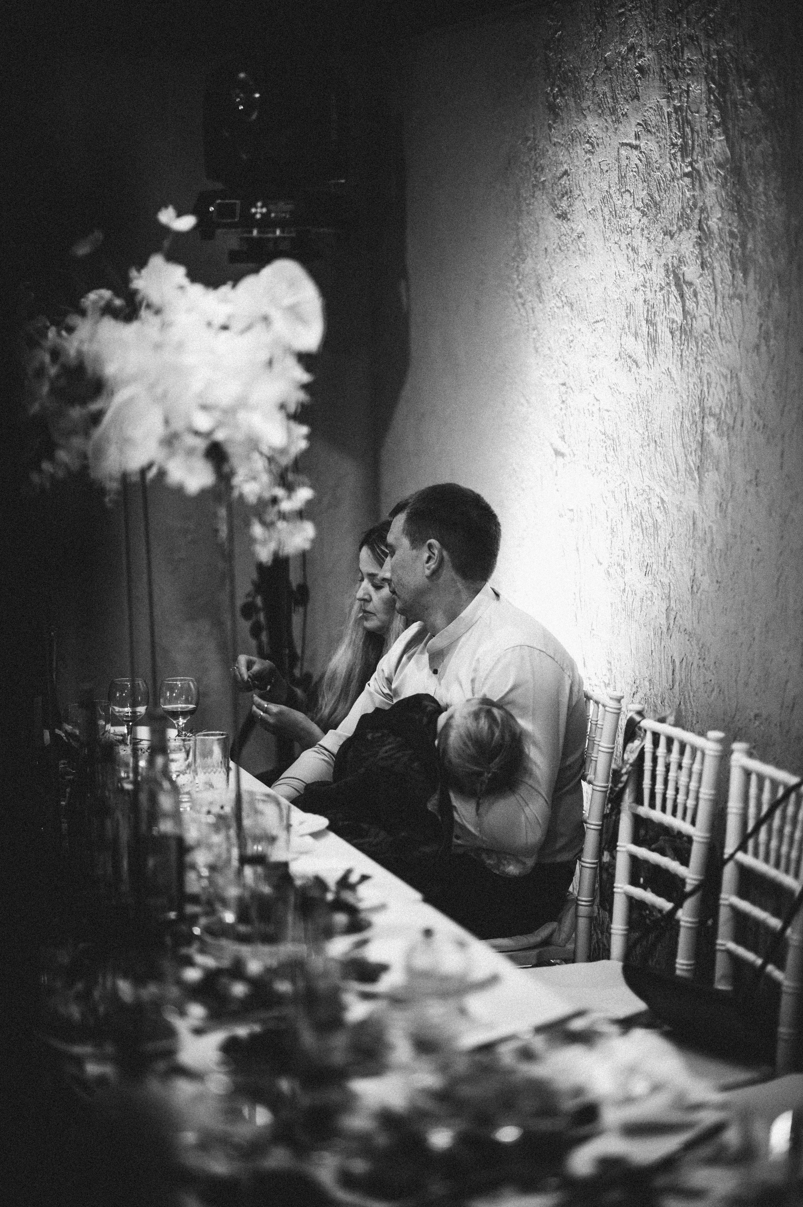 Черно-белая фотография гостей с ребенком со свадьбы в Новополоцке