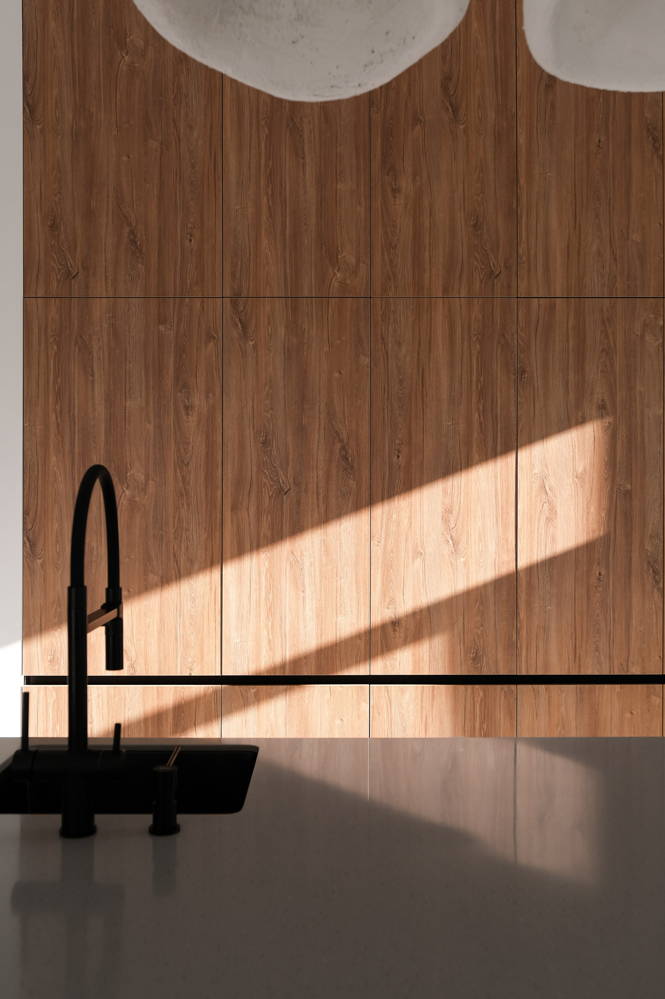 Кухня с островом в Томке на заказ. Мойка подстольного монтажа от студии ГУДРУМ