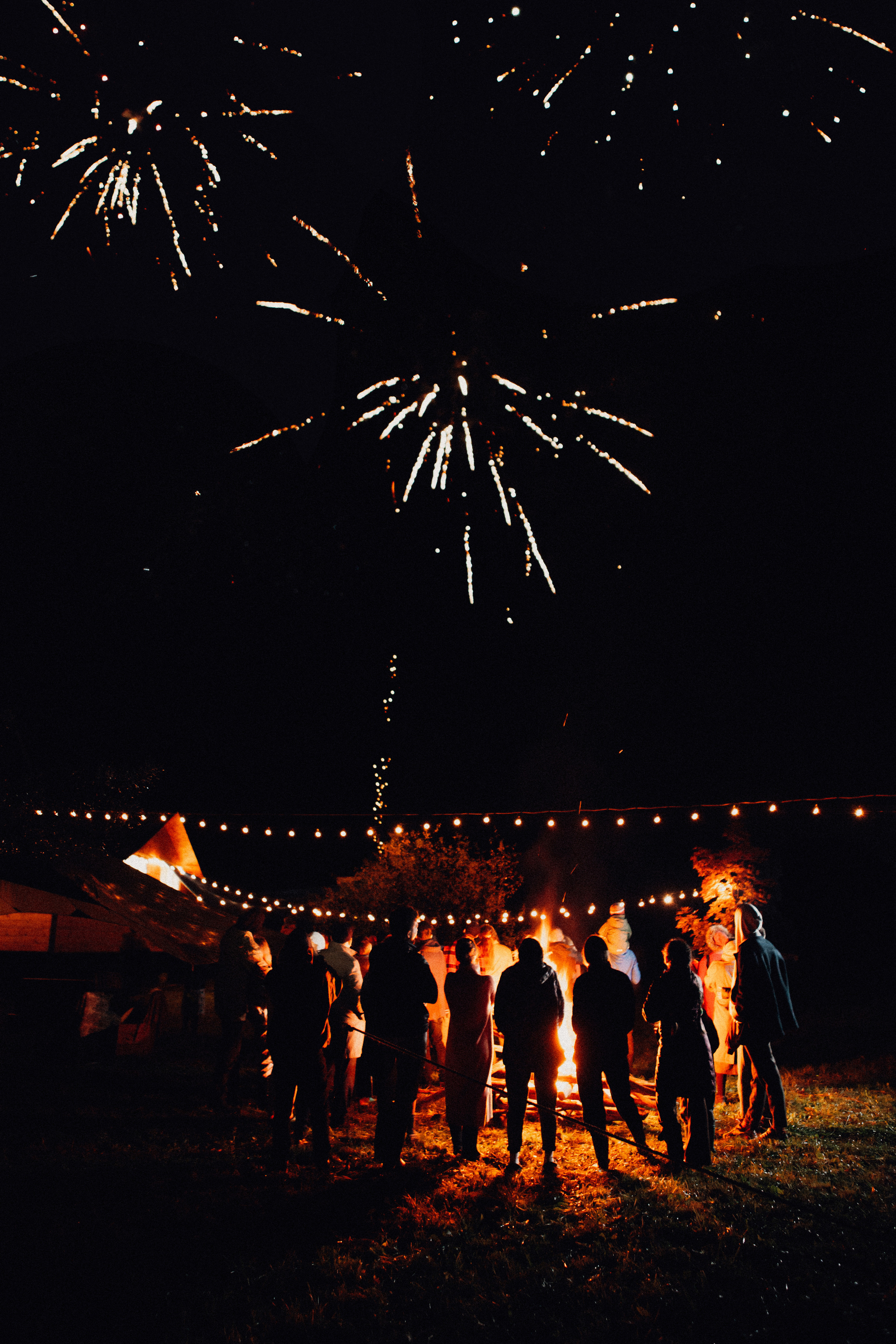 свадебный салют у костра