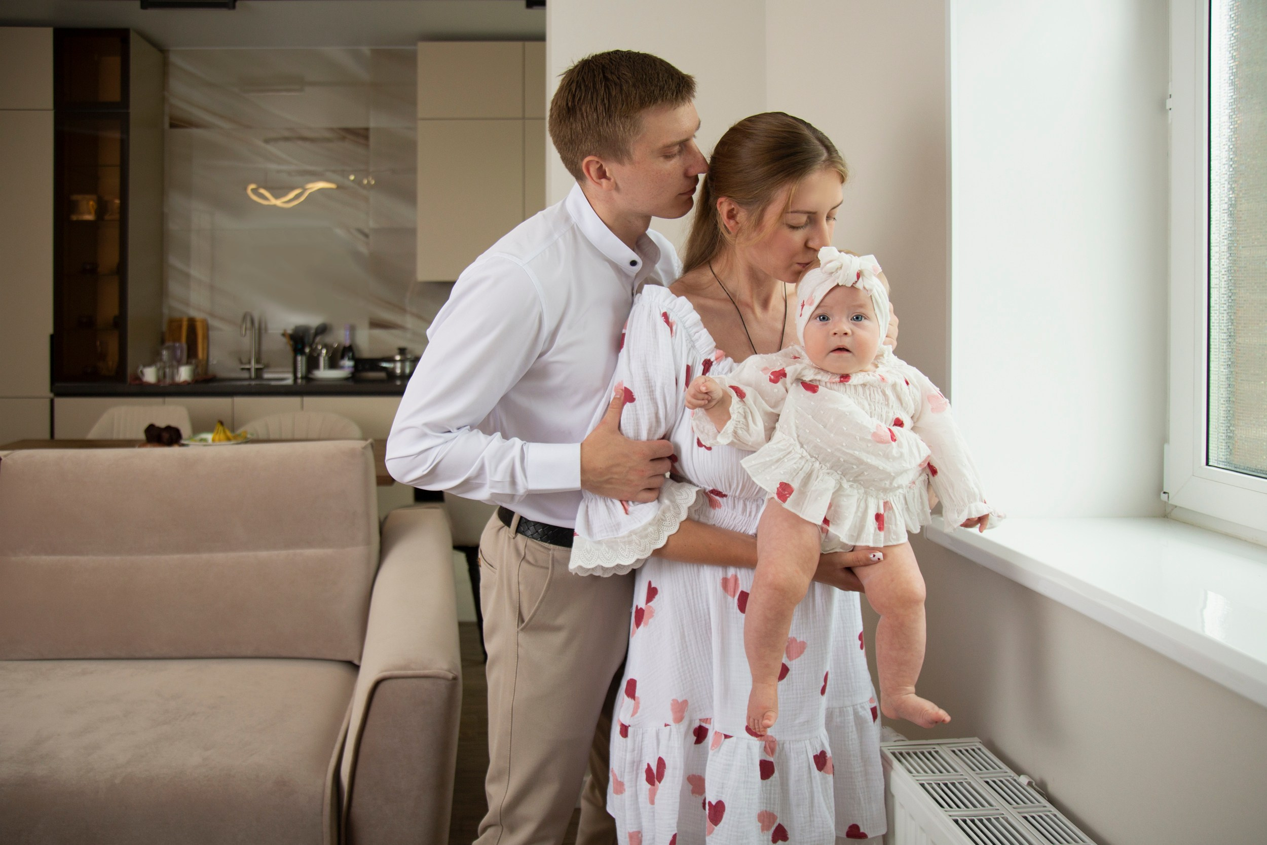 Семейная фотосессия в Раменском дома у малышки Алёны. Фотосессия в студии в Москве от профессионального фотографа услуги по доступным ценам