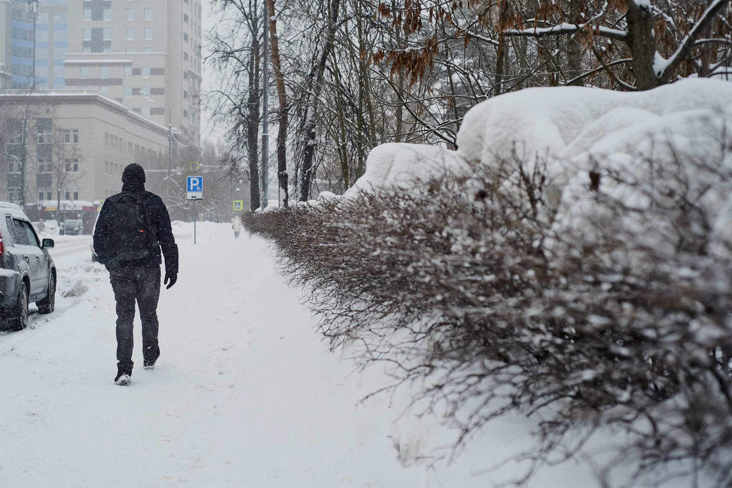 POV Street Photography — Snowy Crosswalk | 50mm Manual Focus. Репортажный ивент фотограф в Москве Александр Гладкий
