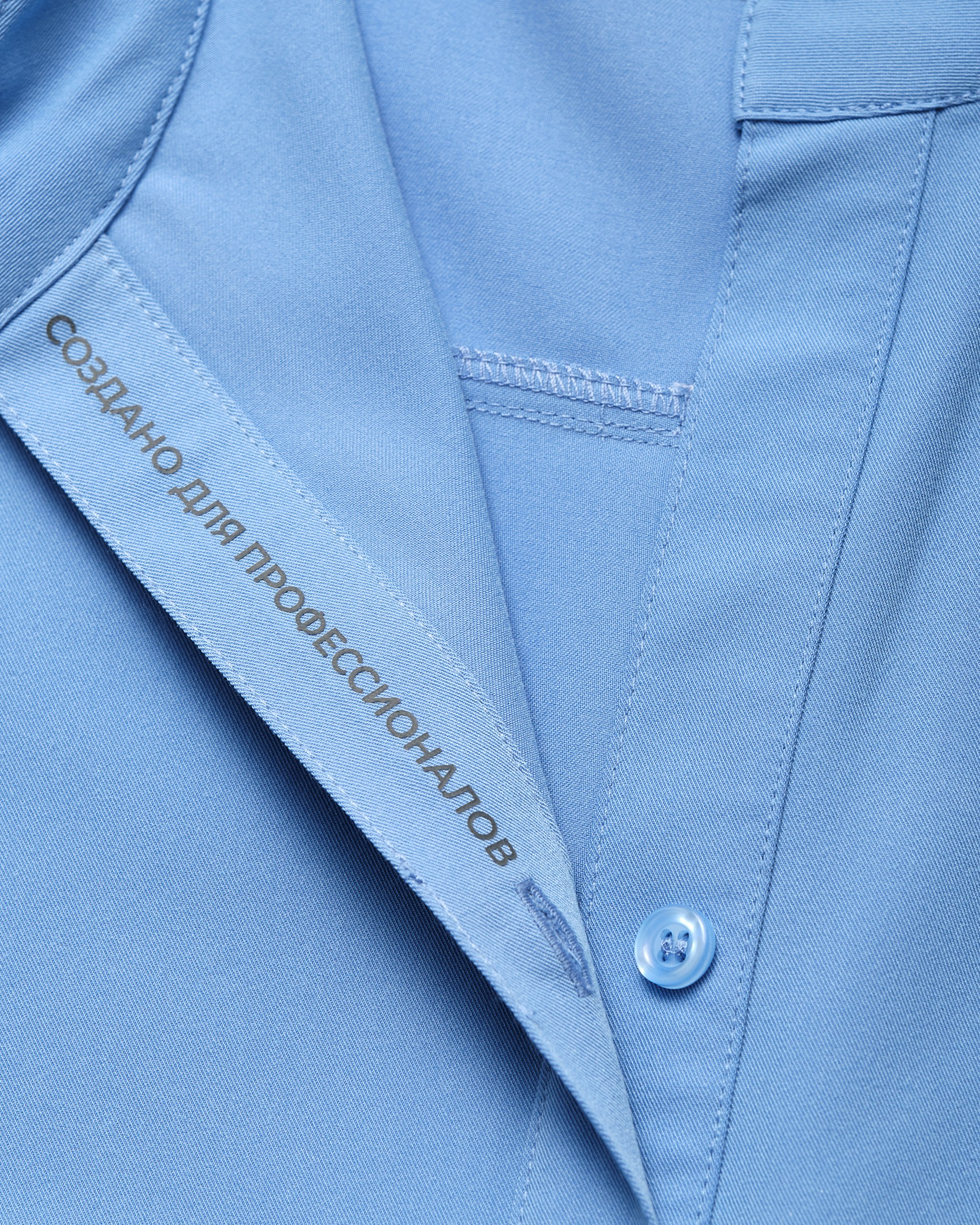 Деталь медицинской формы с внутренней обработкой шва — предметная съёмка одежды для демонстрации качества пошива