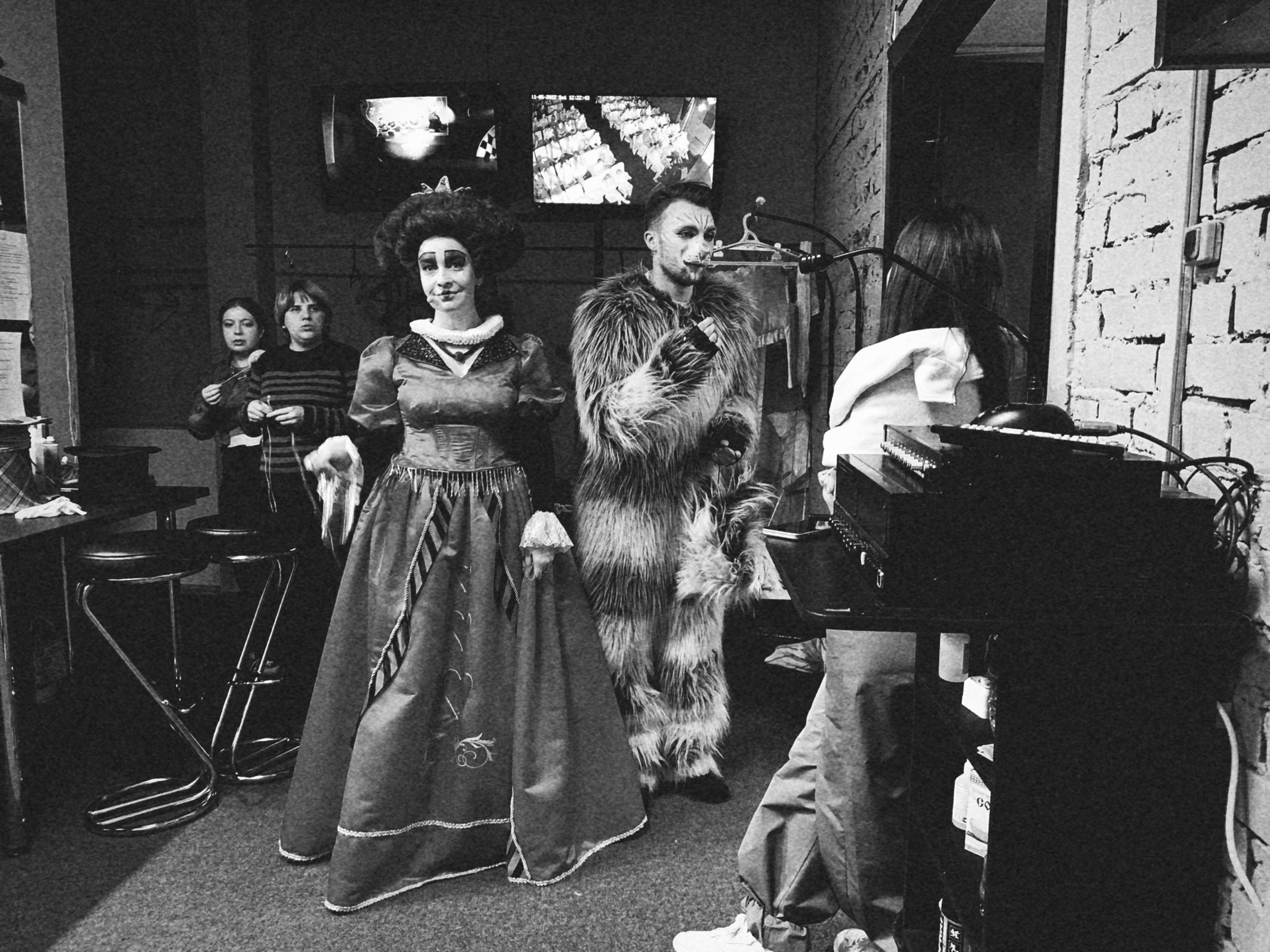 Фотосерия о магии театра и трансформации актёра: грим, костюмы, эмоции и визуальные метаморфозы на пути к сценическому образу. На фото — актёры Театра Стаса Намина и Мастерской Петра Фоменко. Фотограф: Ожерельев Лев