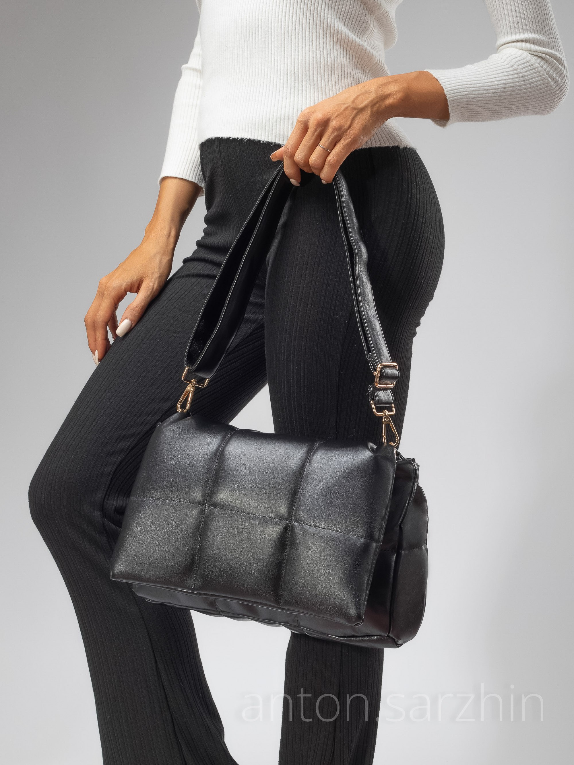 Фотосъемка женской сумки на модели в студии