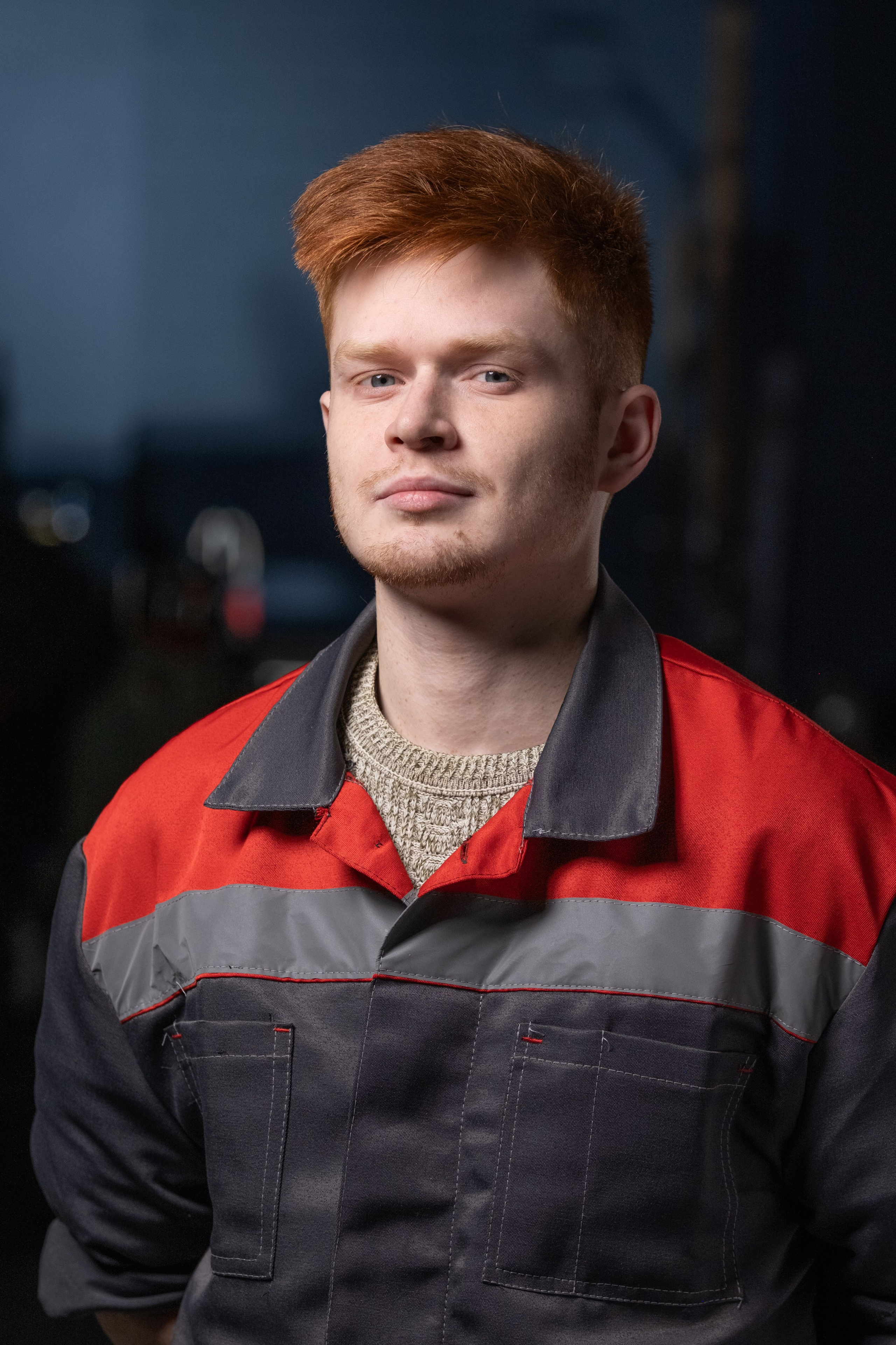 Деловой портрет: уверенный рабочий или технический специалист в спецодежде, профессиональная фотосессия для корпоративных сайтов и внутренних ресурсов, фотограф для промышленных предприятий и производства.