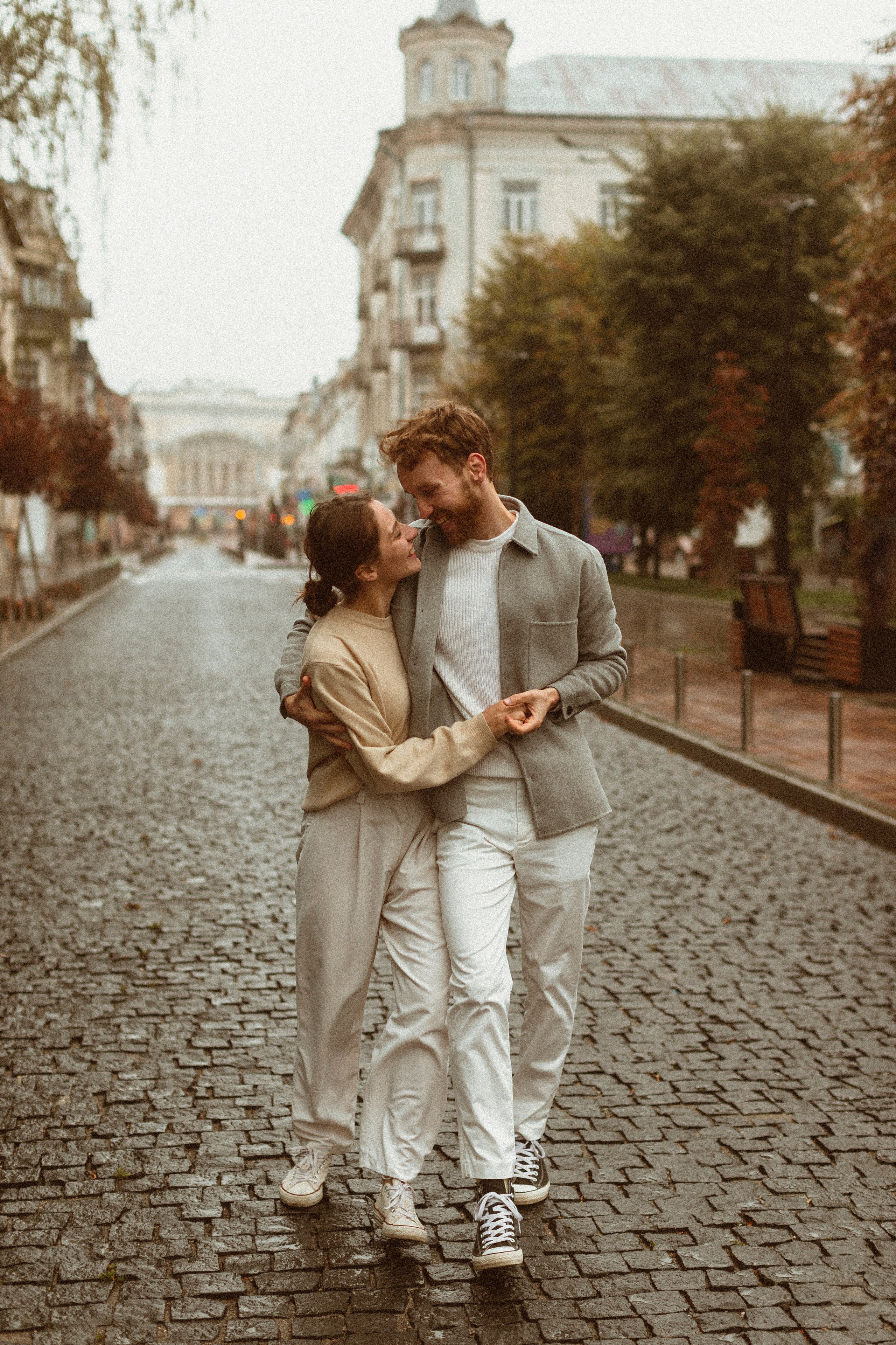 ПРОГУЛКА ПАВЛА И КАТИ ПОД ДОЖДËМ. Свадебный фотограф в Санкт-Петербурге Алиса Беликова
