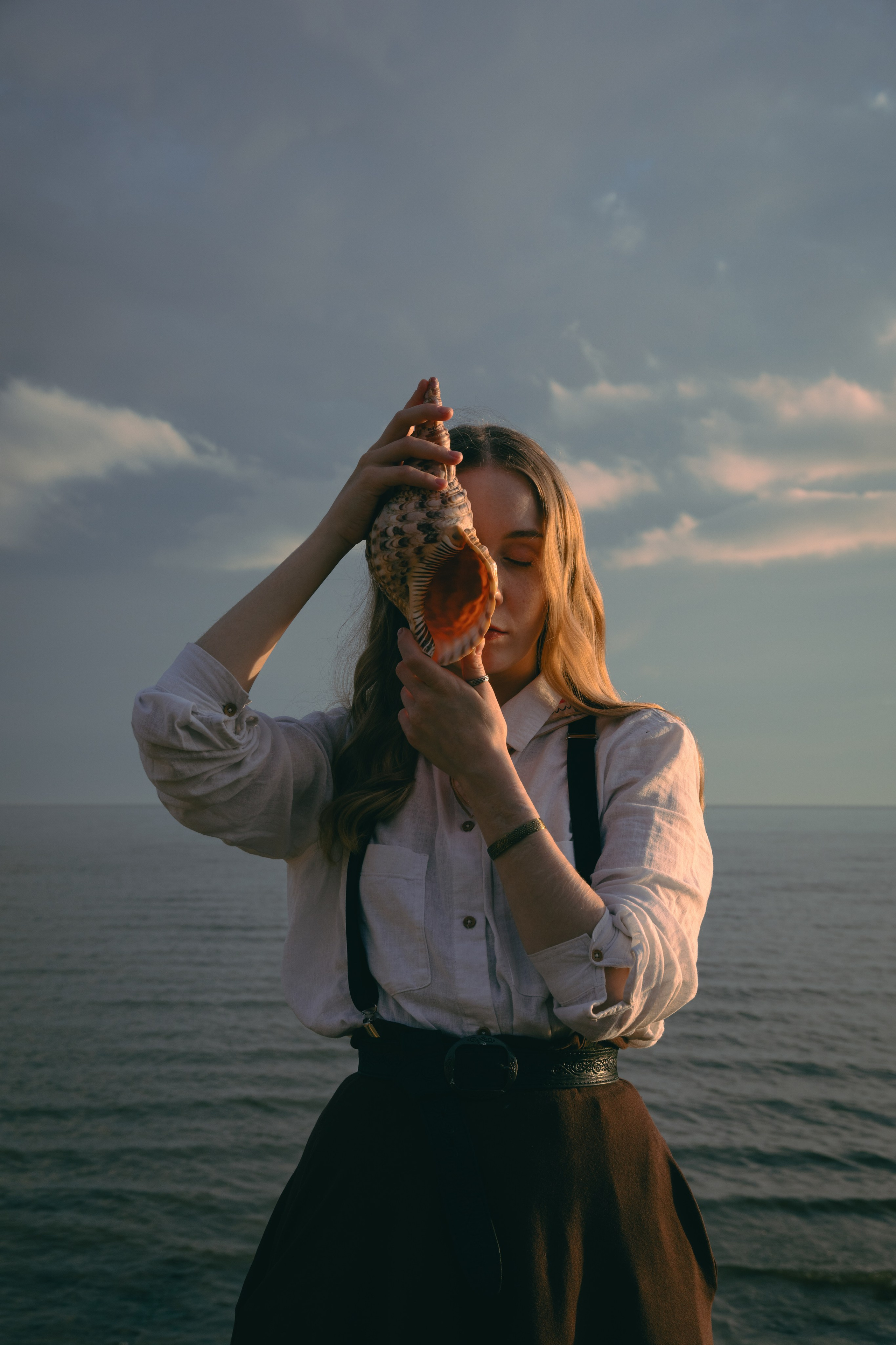 Фотограф Михаил Чечеватов - портрет девушки с ракушкой на фоне моря