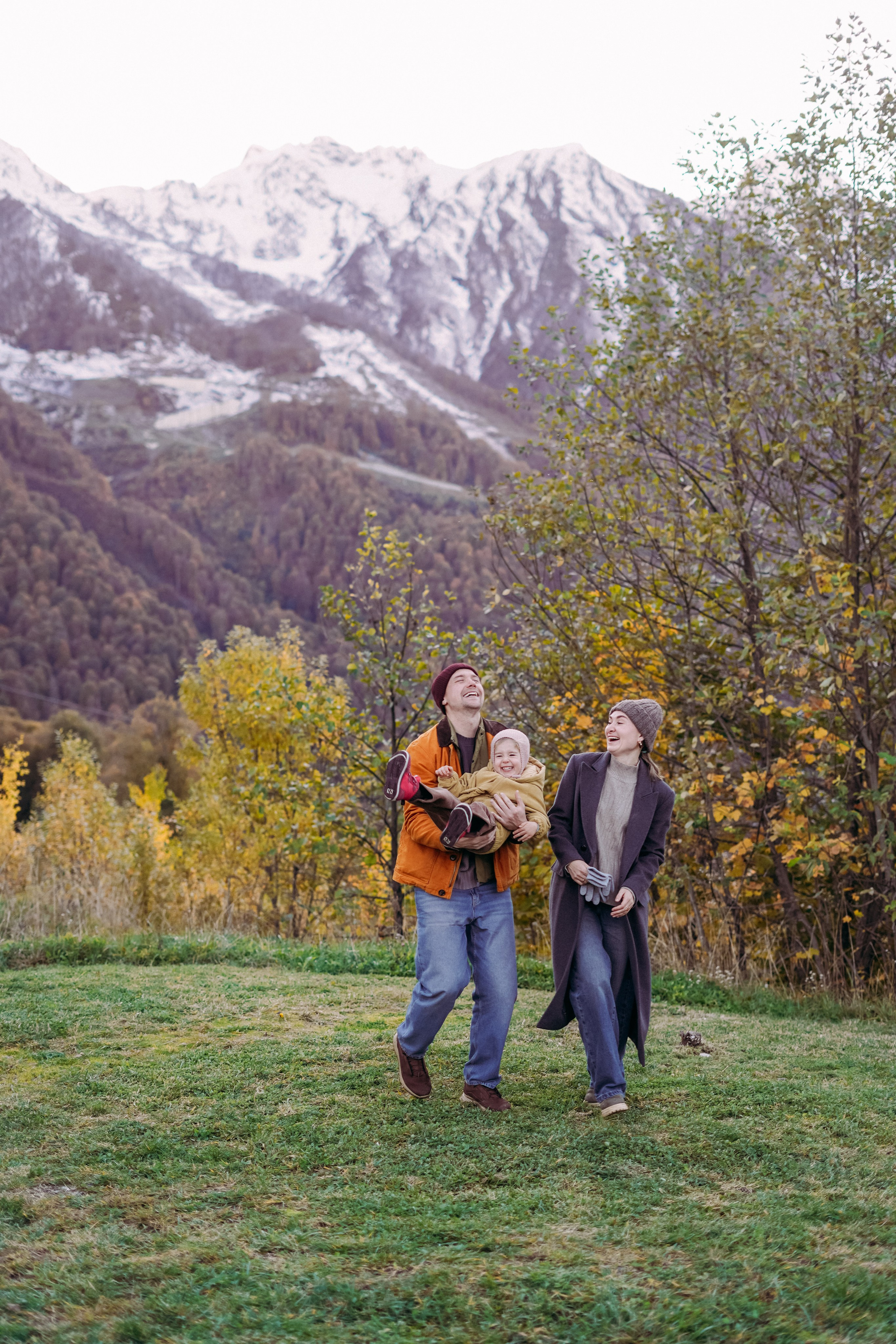 Алексей, Анна и Валентина в Горной Олимпийской деревне. Фотограф в Сочи и Абхазии | Фототуры | September Air