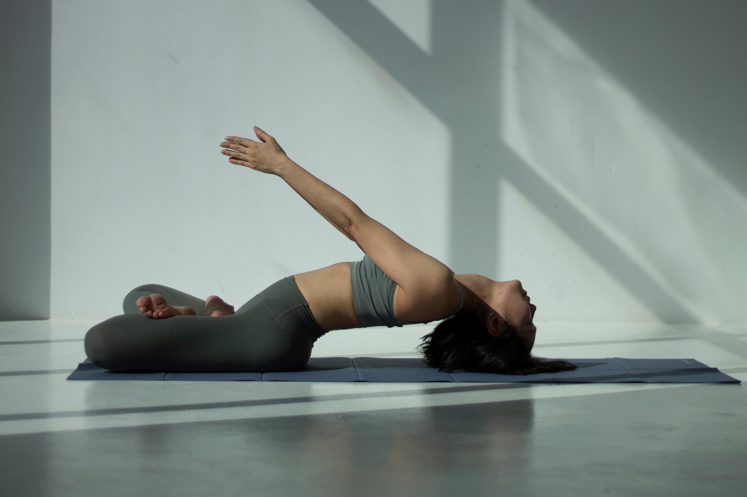 Чинара занимается йогой