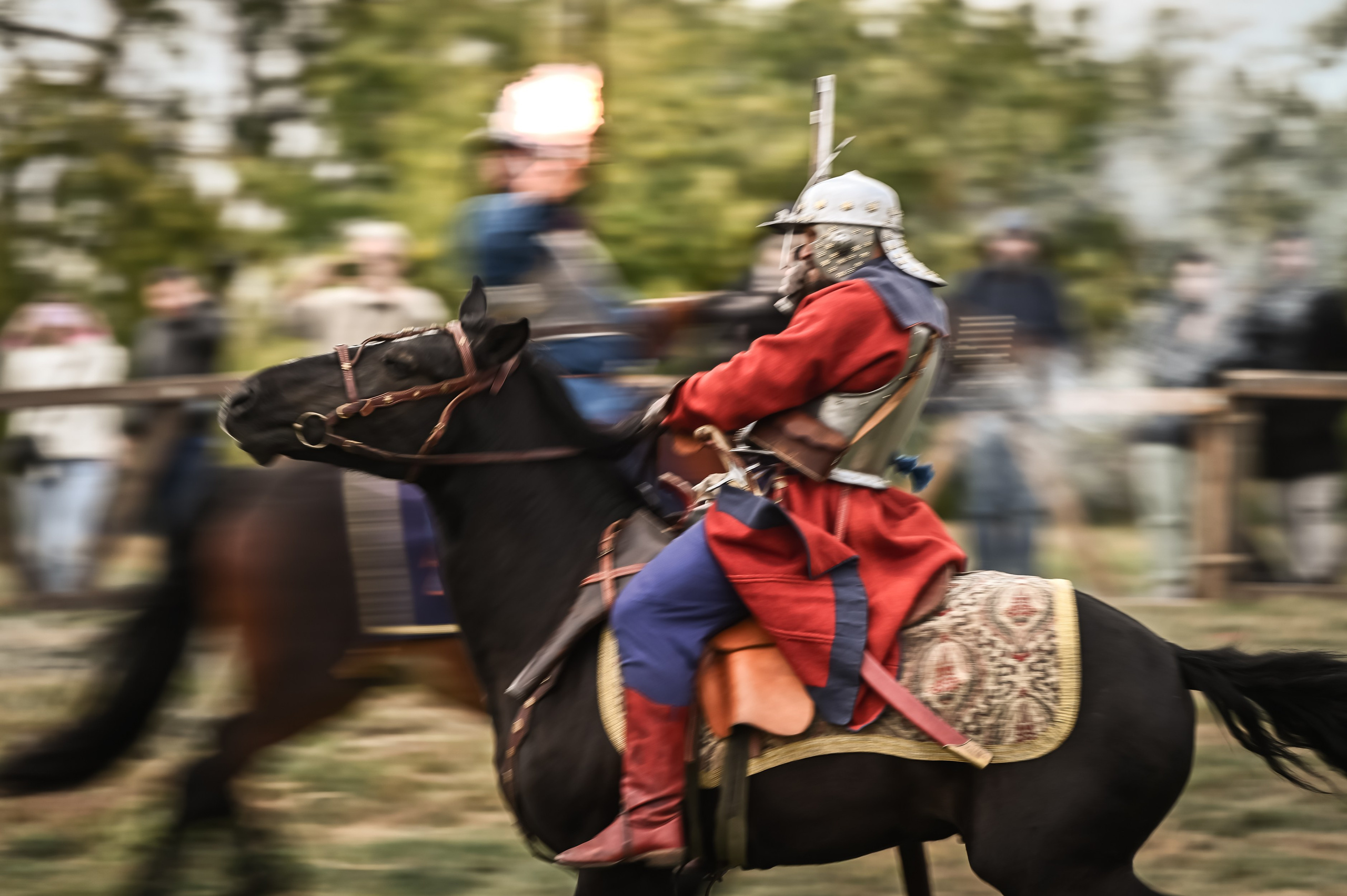Документальное фото боя на фестивале Болгар с реконструкторами в доспехах, профессиональная работа фотографа